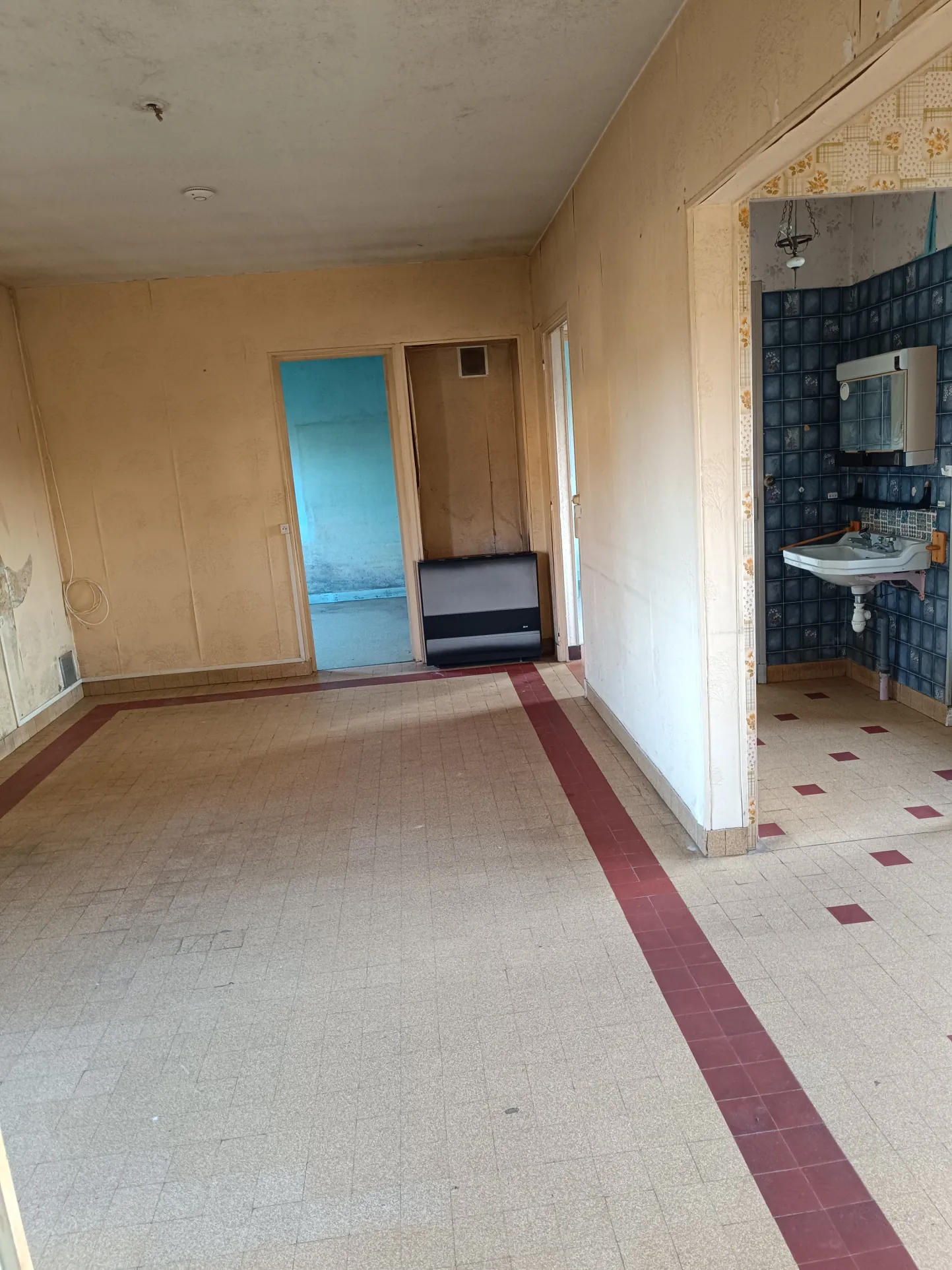 Maison à rénover de 71m² à Vierzon – Opportunité d'investissement avec garage et jardin 