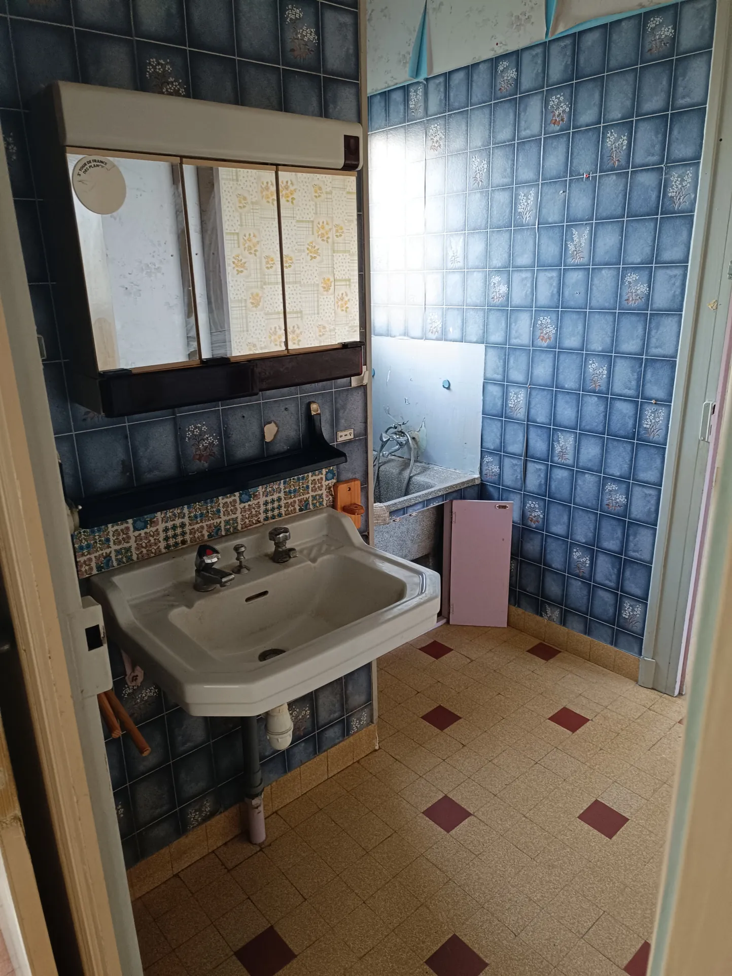 Maison à rénover de 71m² à Vierzon – Opportunité d'investissement avec garage et jardin 