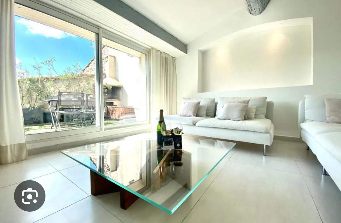 À vendre à Nîmes : appartement duplex atypique avec terrasse privative près des Quais de la Fontaine 