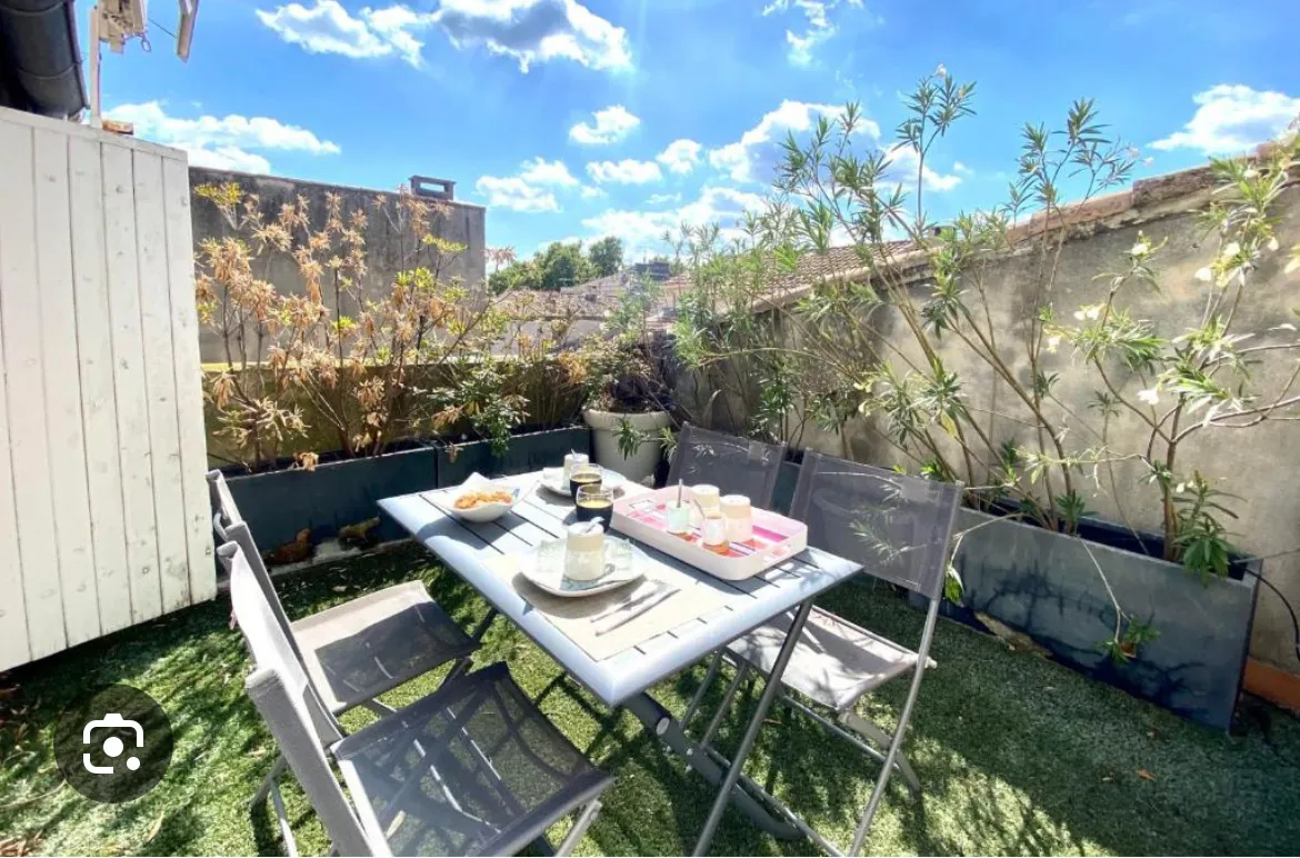 À vendre à Nîmes : appartement duplex atypique avec terrasse privative près des Quais de la Fontaine 