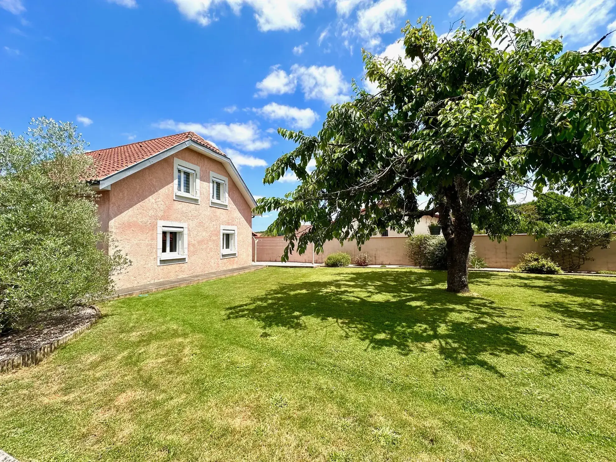 Belle maison familiale à Juillan avec terrain arboré et garage proche Tarbes Sud 