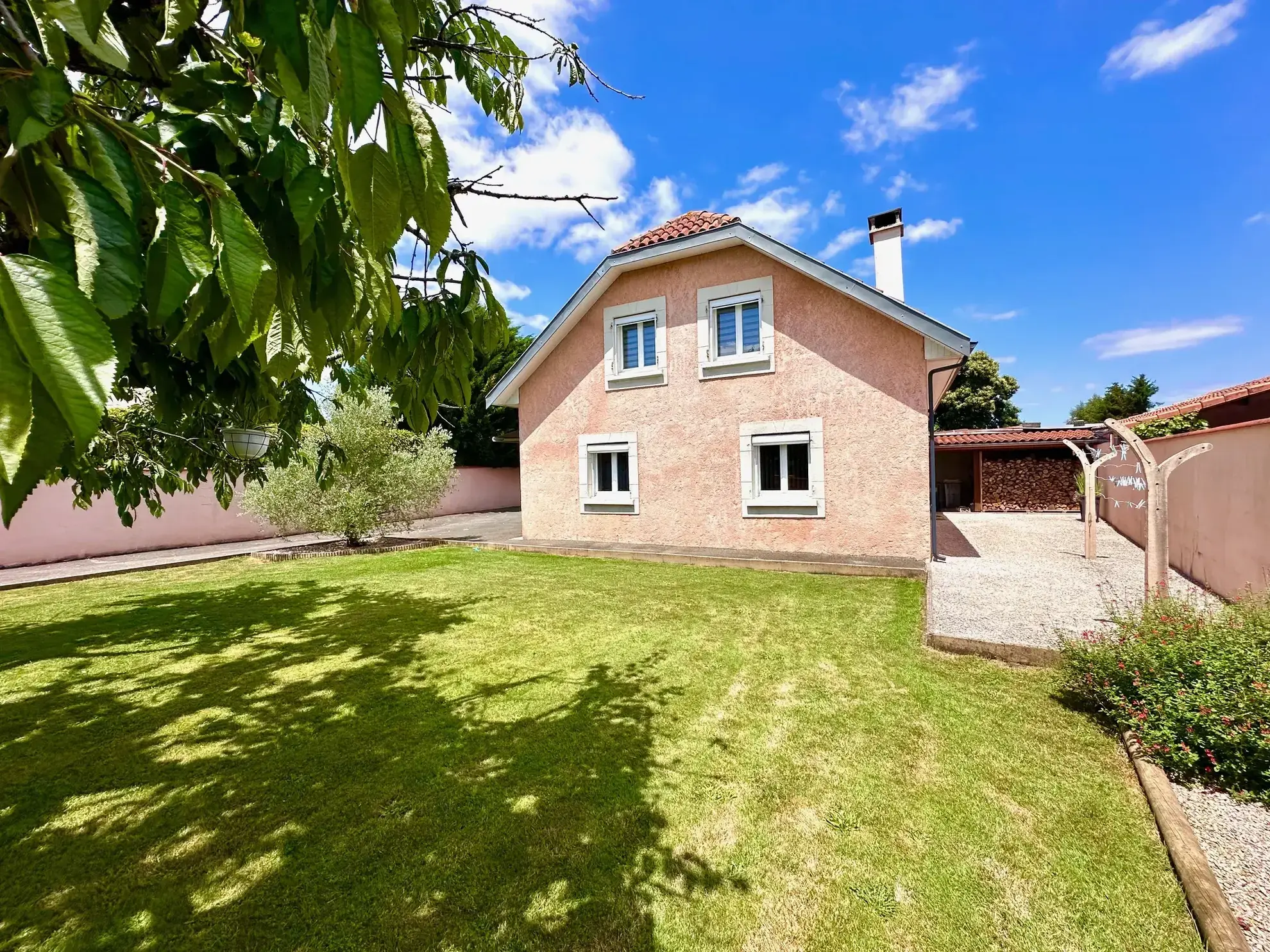 Belle maison familiale à Juillan avec terrain arboré et garage proche Tarbes Sud 