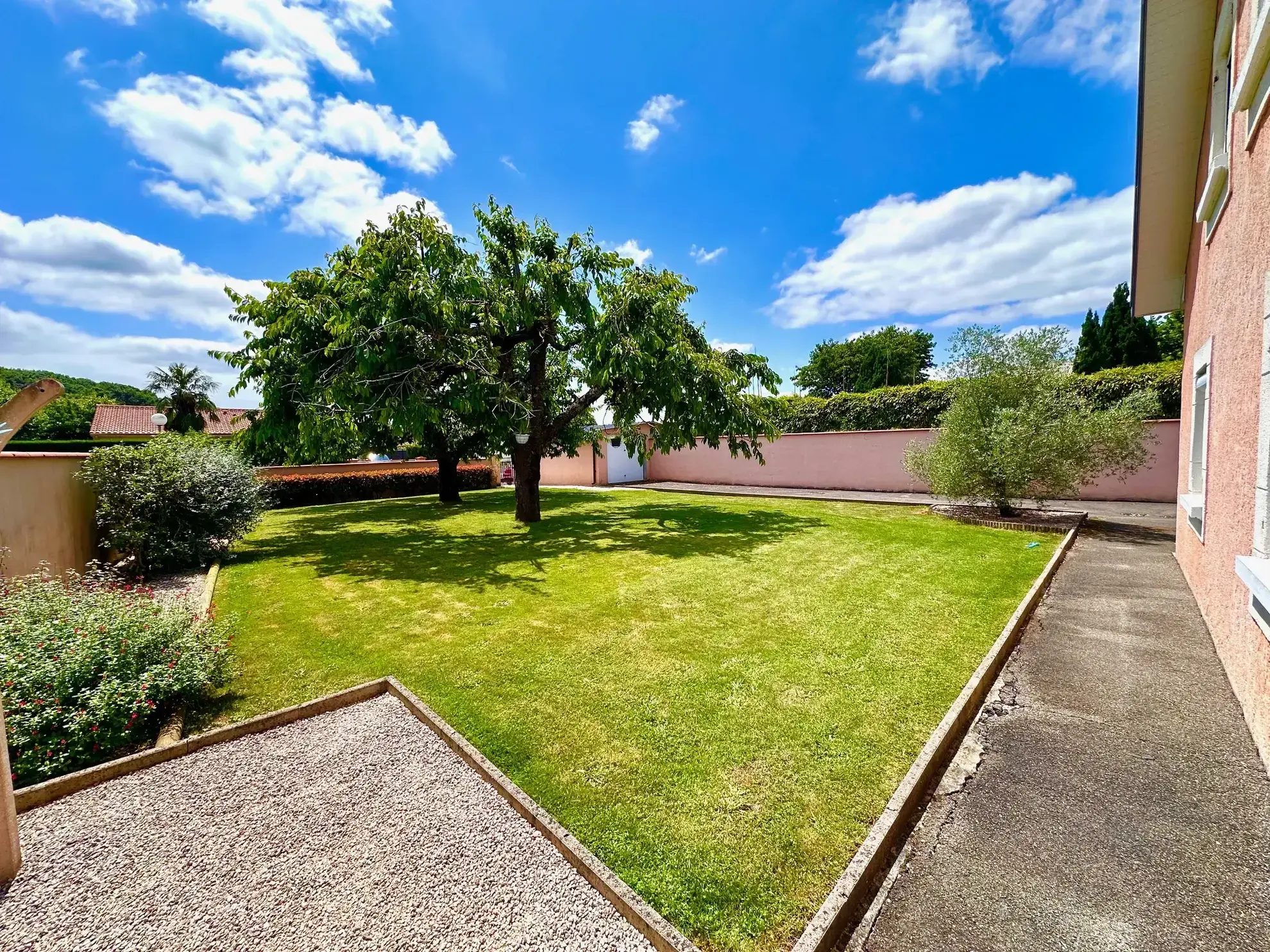 Belle maison familiale à Juillan avec terrain arboré et garage proche Tarbes Sud 