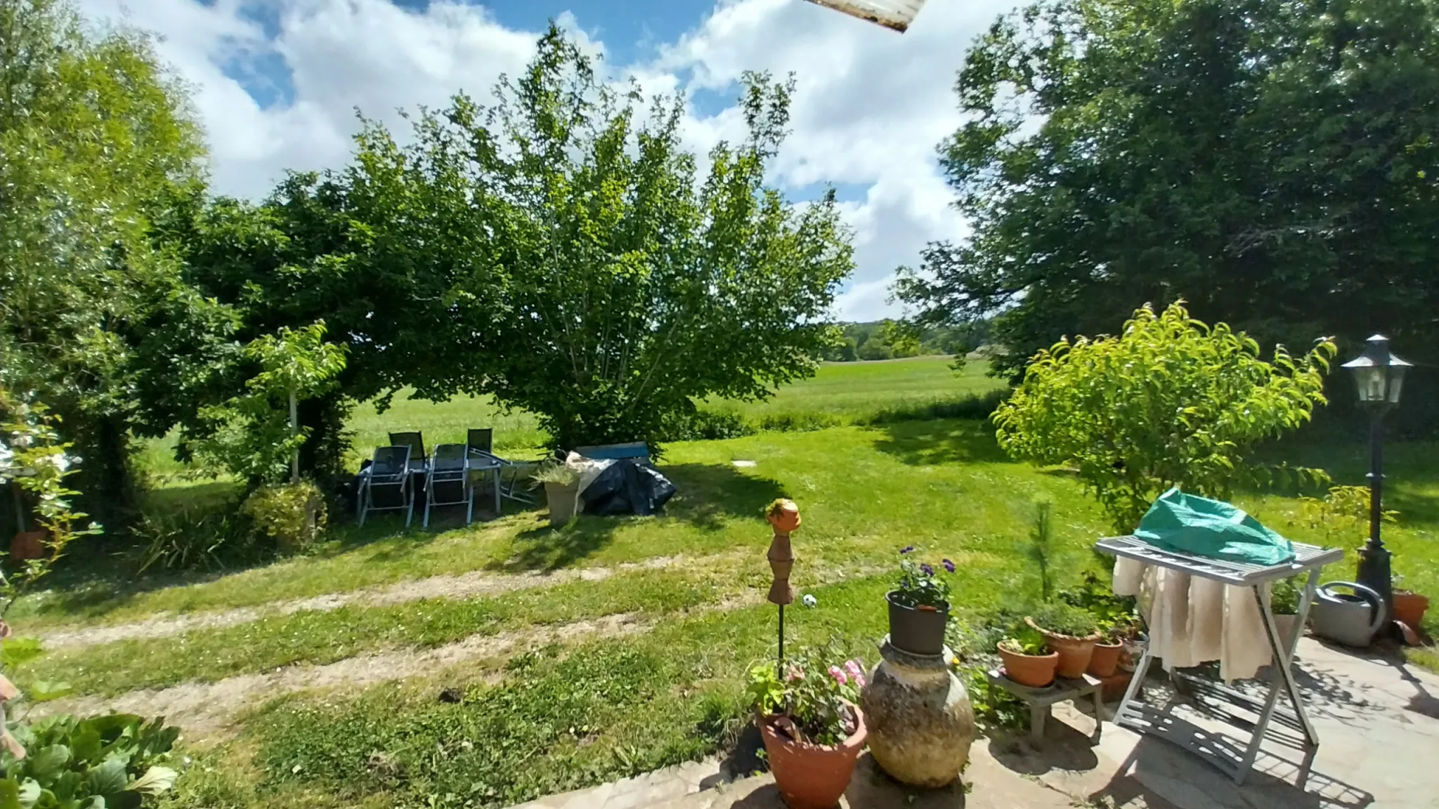 Maison 2 chambres avec grand terrain et vue dégagée, calme à St Pierre de Cole 