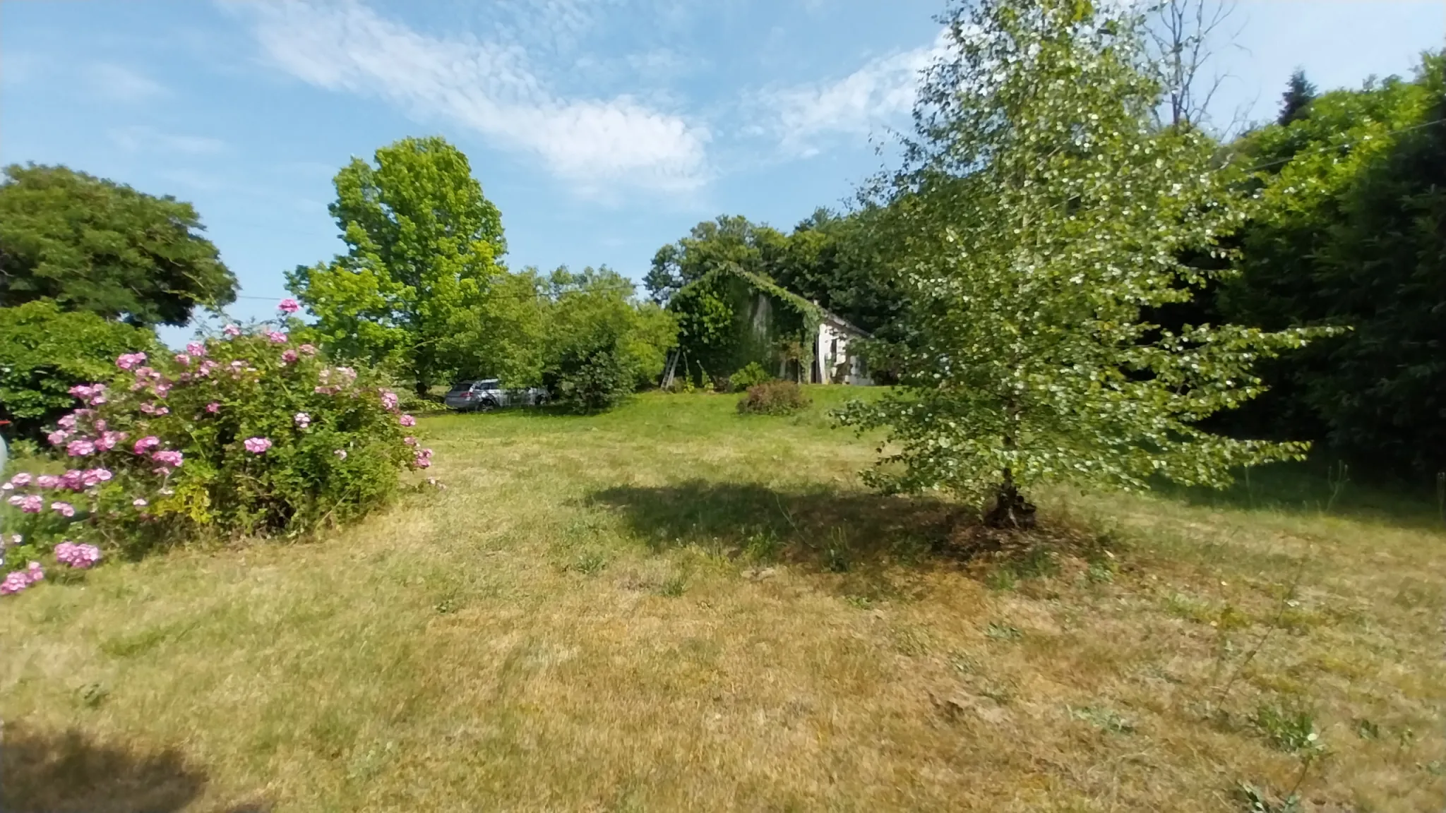 Maison 2 chambres avec grand terrain et vue dégagée, calme à St Pierre de Cole 