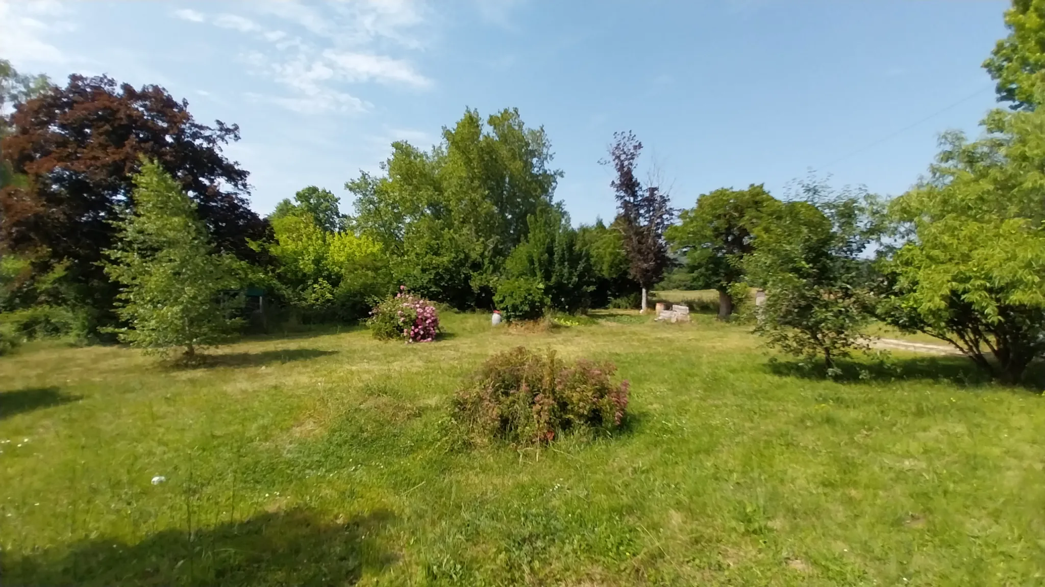 Maison 2 chambres avec grand terrain et vue dégagée, calme à St Pierre de Cole 