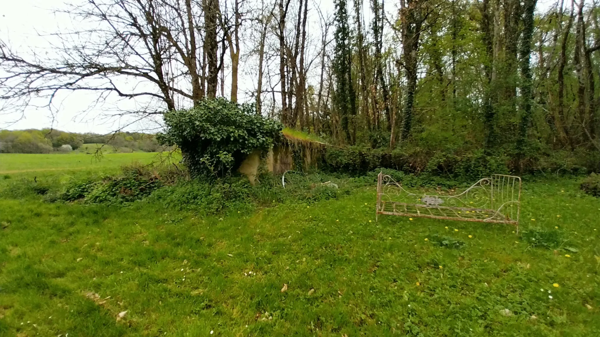 Maison 2 chambres avec grand terrain et vue dégagée, calme à St Pierre de Cole 