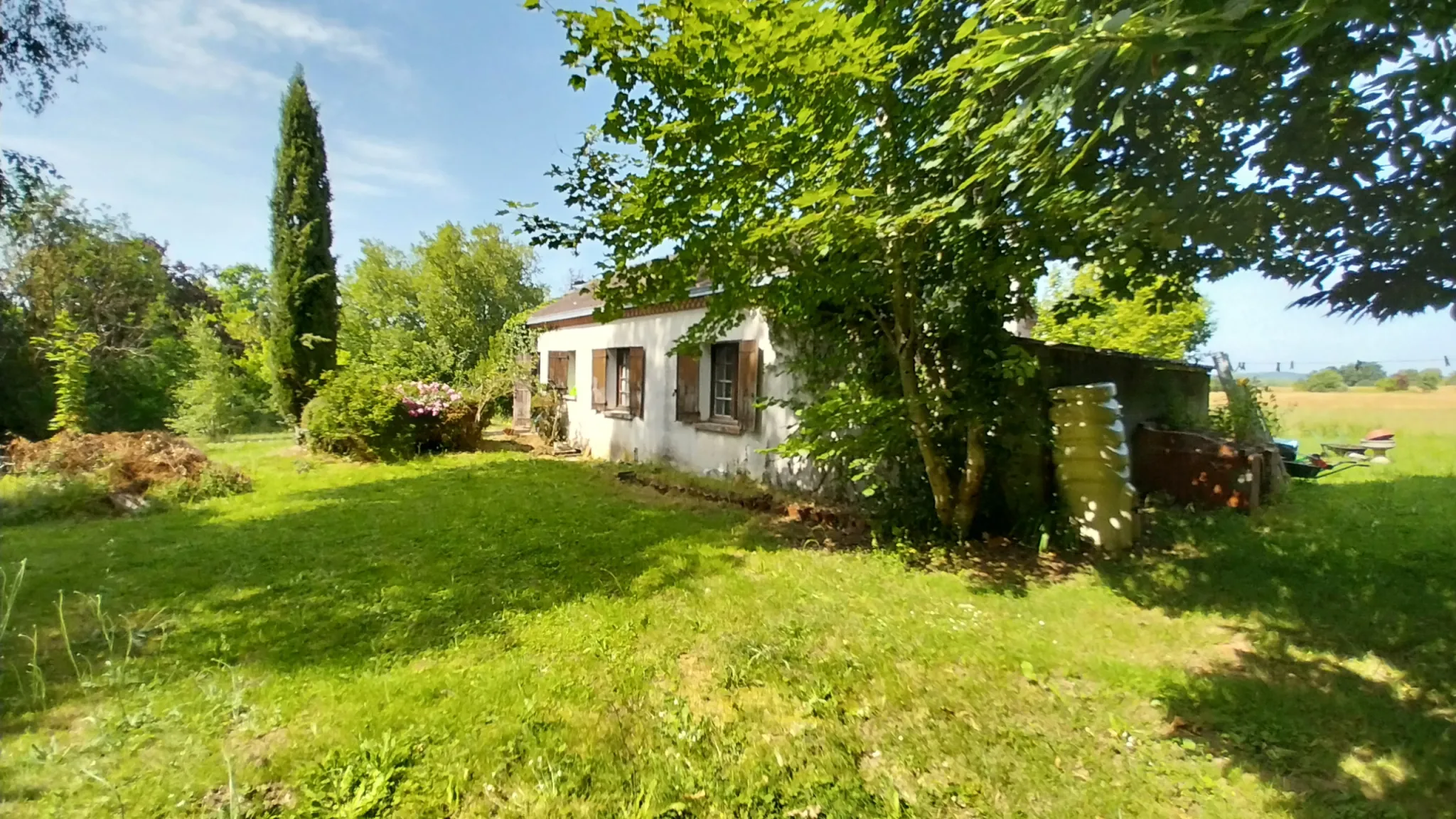 Maison 2 chambres avec grand terrain et vue dégagée, calme à St Pierre de Cole 