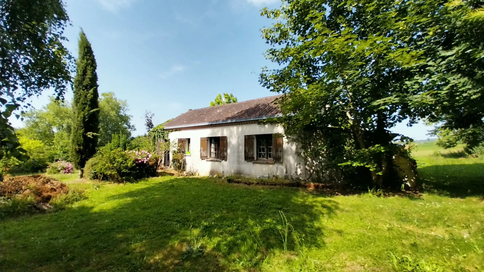 Maison 2 chambres avec grand terrain et vue dégagée, calme à St Pierre de Cole 