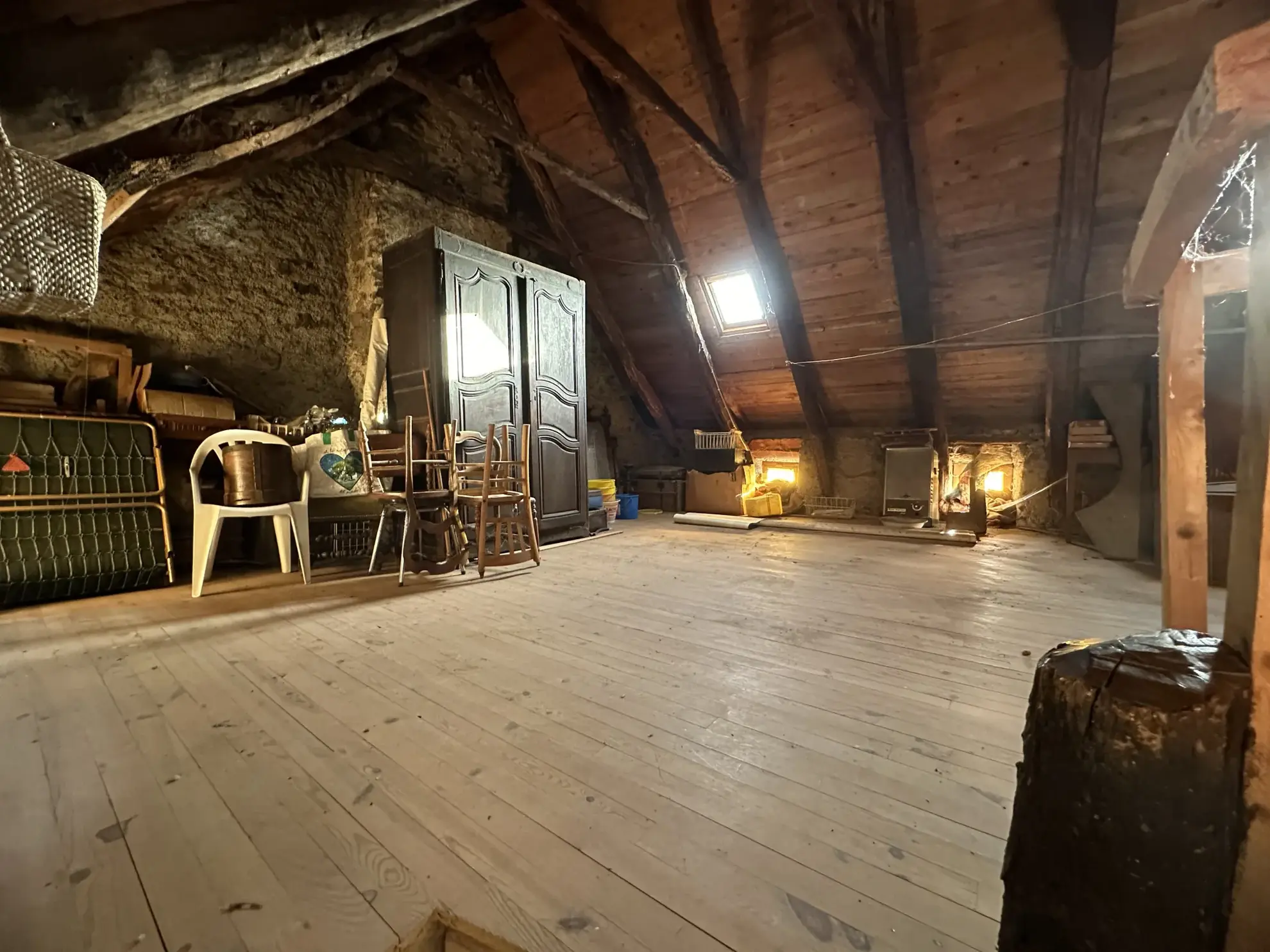 Corps de ferme à rénover à Laurie avec maison, grange, atelier et terrain de 818 m² 
