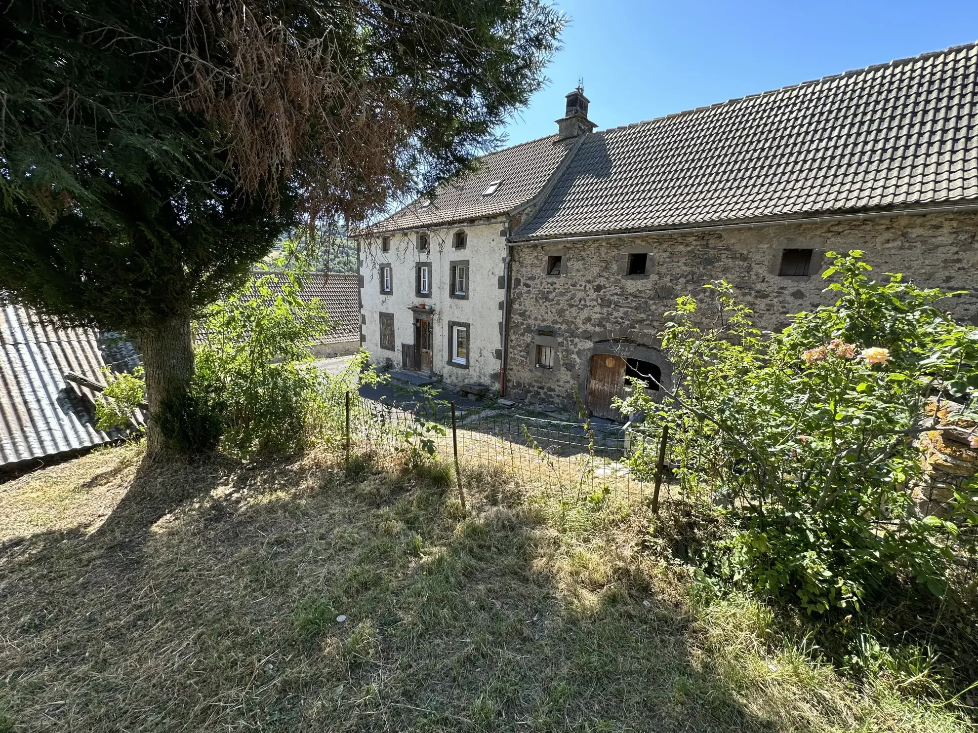 Corps de ferme à rénover à Laurie avec maison, grange, atelier et terrain de 818 m² 