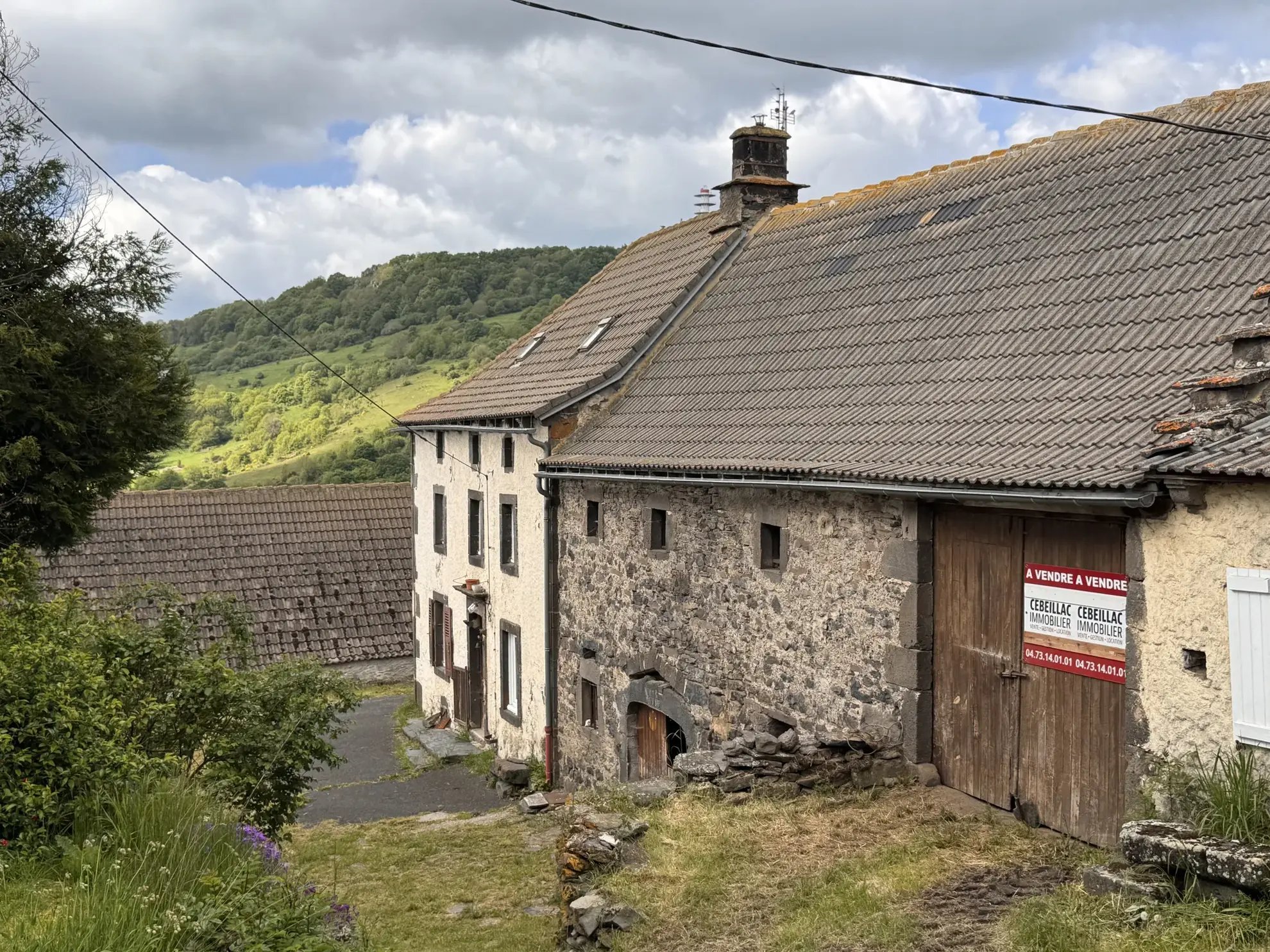 Corps de ferme à rénover à Laurie avec maison, grange, atelier et terrain de 818 m² 
