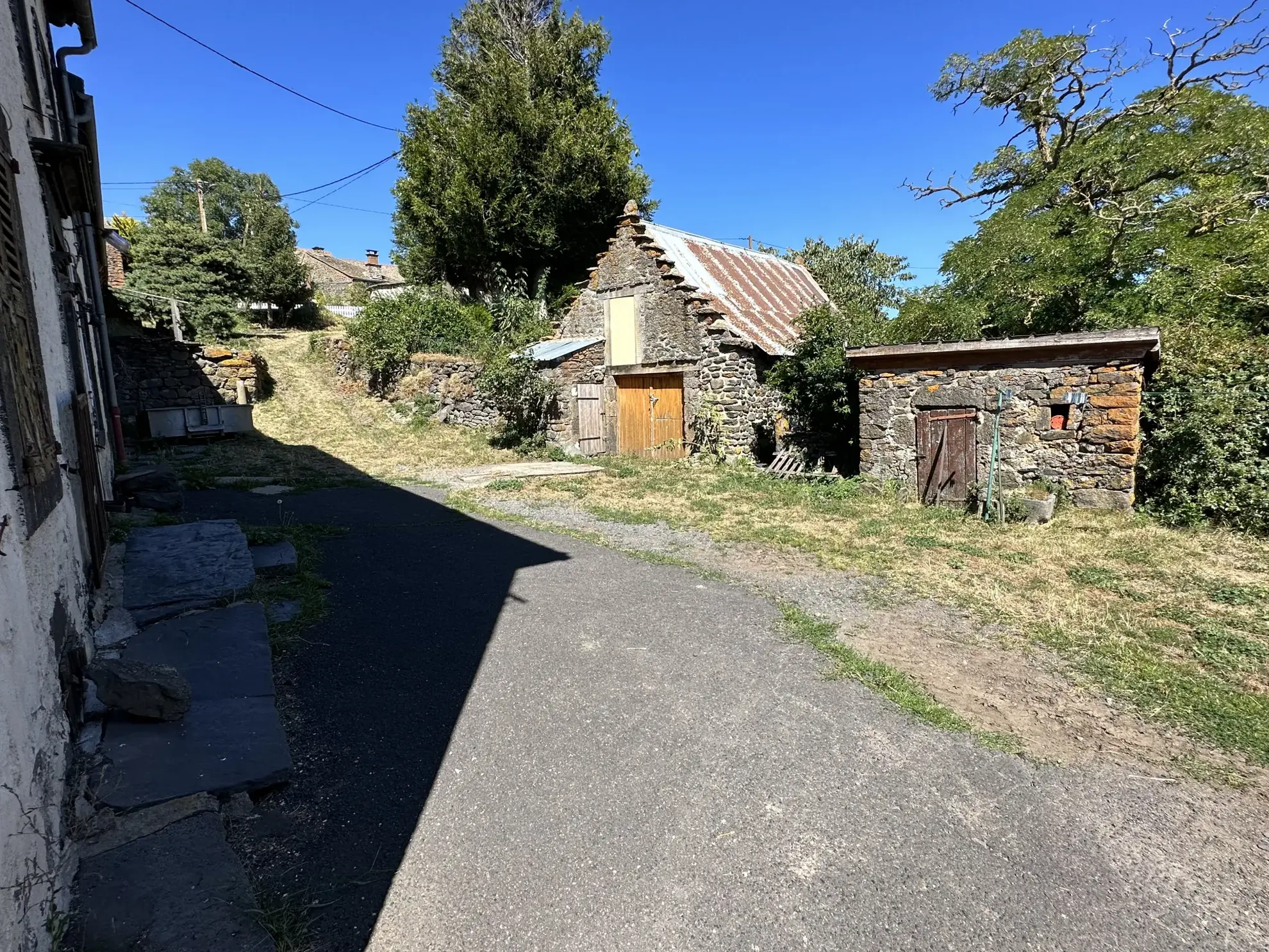 Corps de ferme à rénover à Laurie avec maison, grange, atelier et terrain de 818 m² 