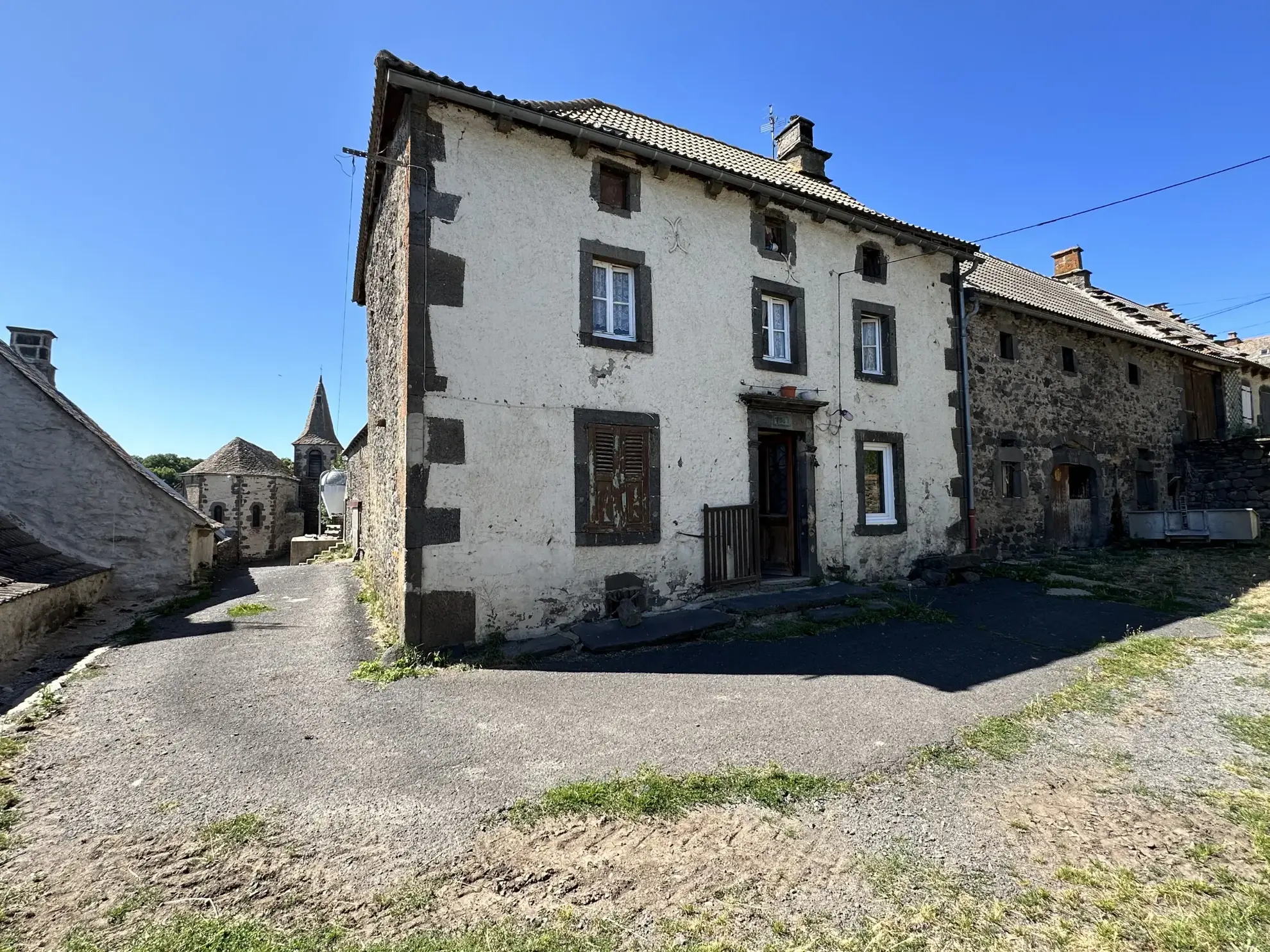 Corps de ferme à rénover à Laurie avec maison, grange, atelier et terrain de 818 m²