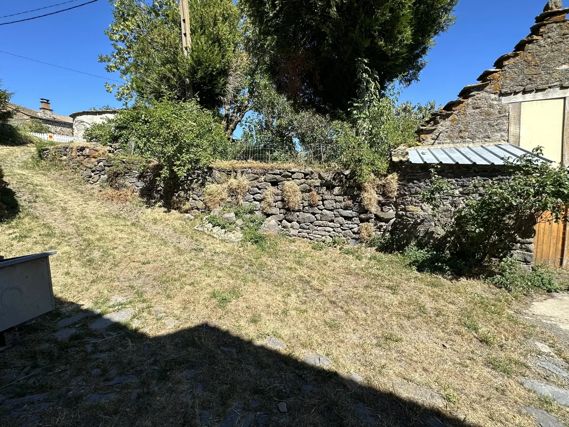 Corps de ferme à rénover à Laurie avec maison, grange, atelier et terrain de 818 m² 