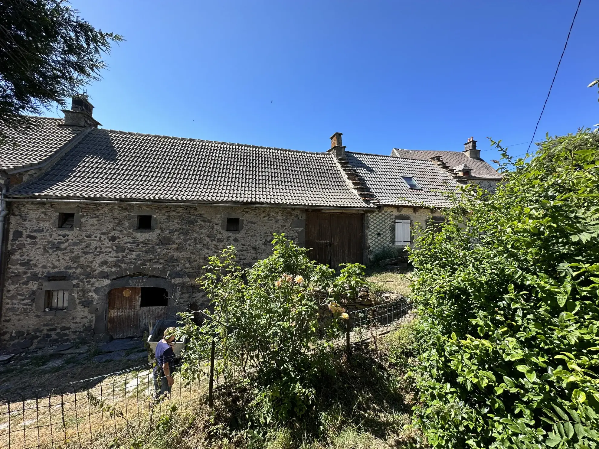 Corps de ferme à rénover à Laurie avec maison, grange, atelier et terrain de 818 m² 
