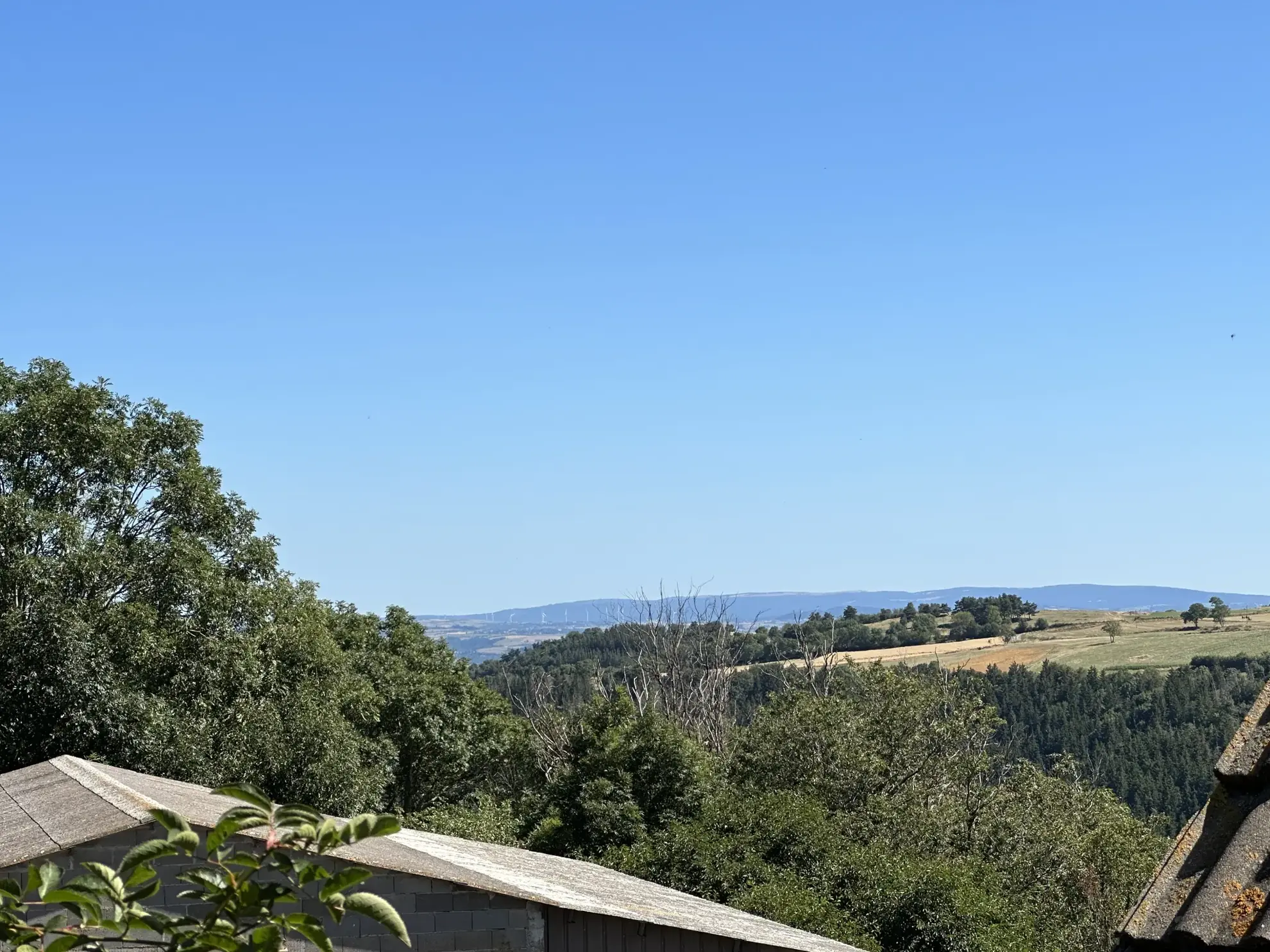 Corps de ferme à rénover à Laurie avec maison, grange, atelier et terrain de 818 m² 