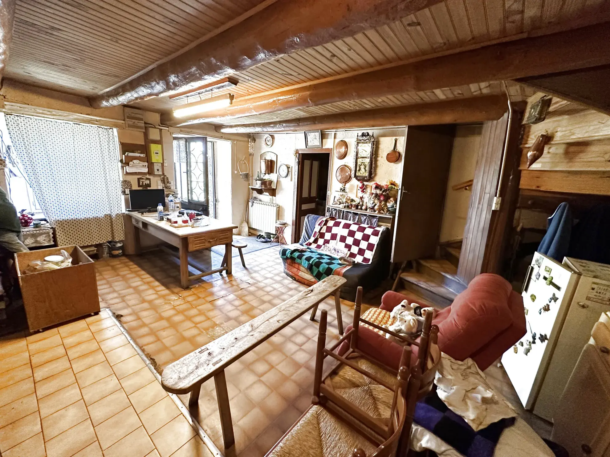 Corps de ferme à rénover à Laurie avec maison, grange, atelier et terrain de 818 m² 