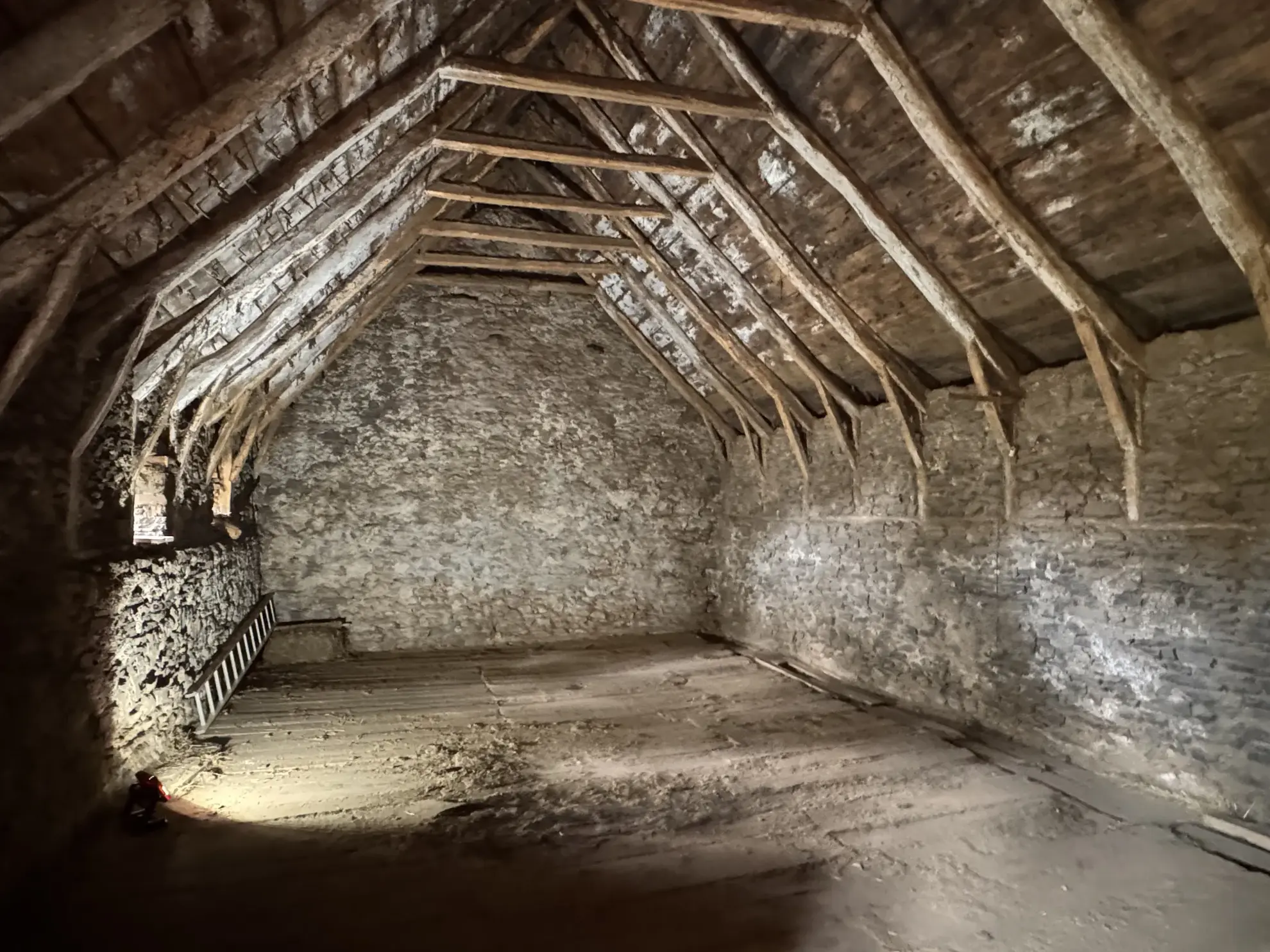 Corps de ferme à rénover à Laurie avec maison, grange, atelier et terrain de 818 m² 