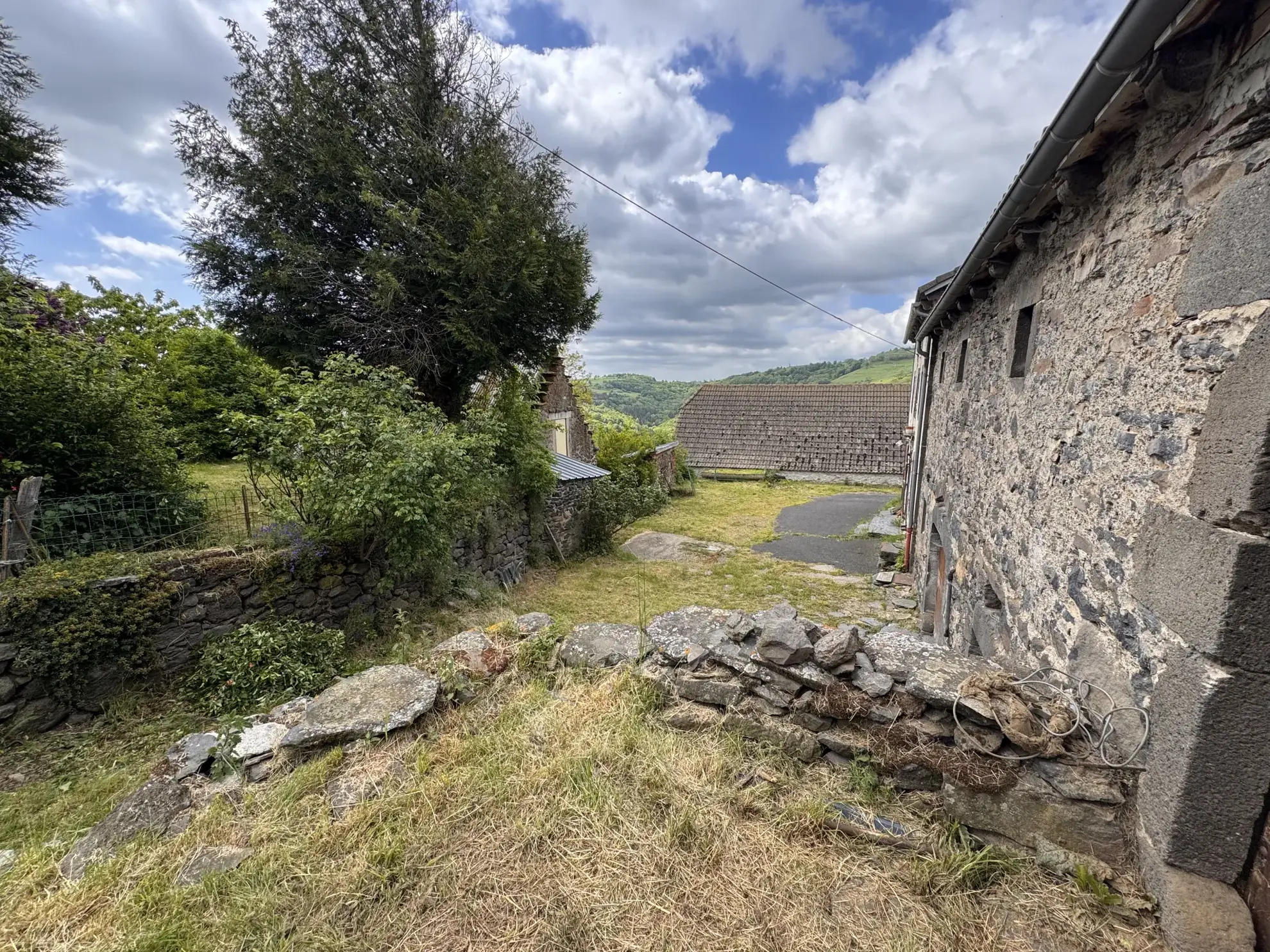 Corps de ferme à rénover à Laurie avec maison, grange, atelier et terrain de 818 m² 