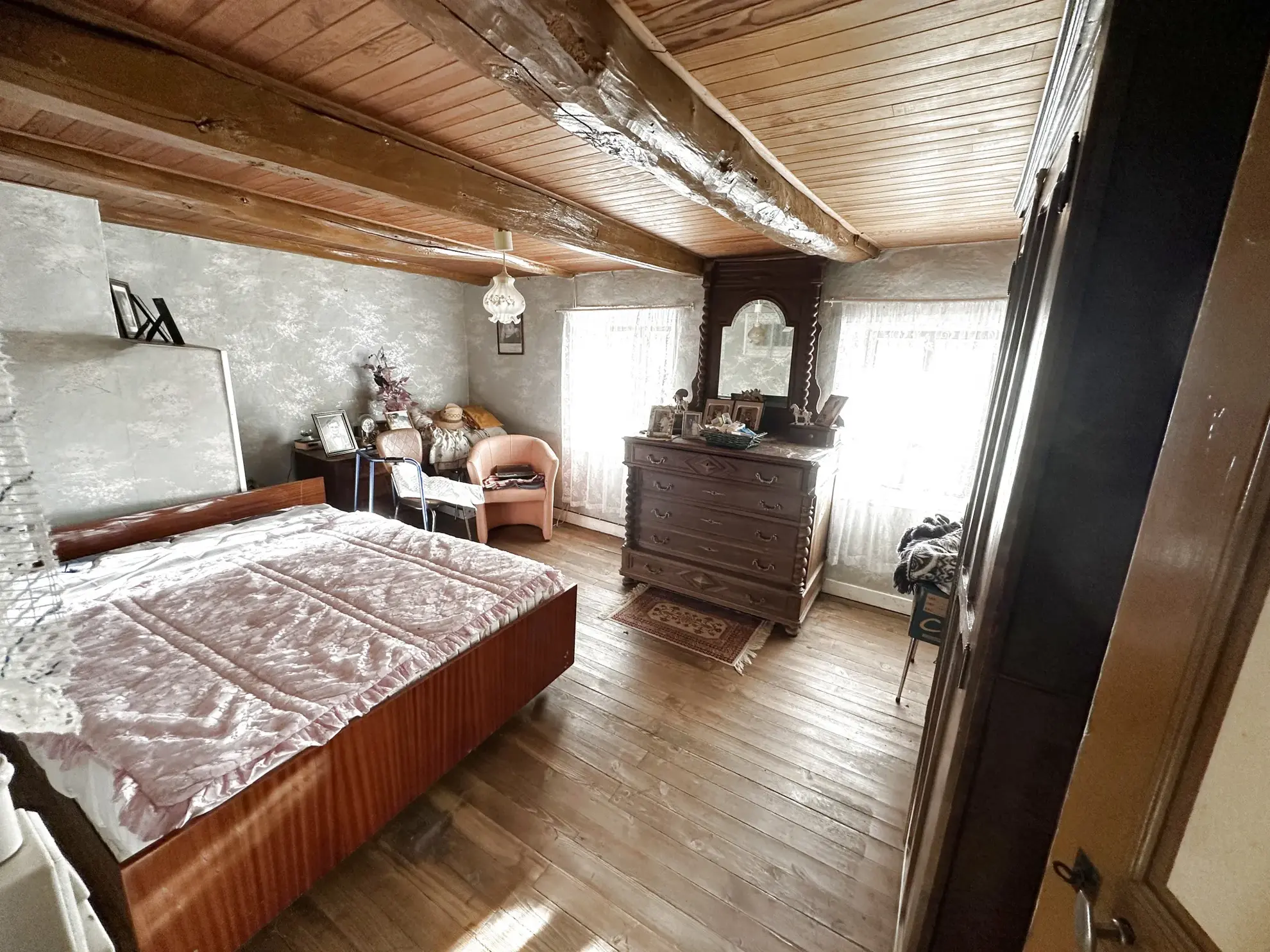 Corps de ferme à rénover à Laurie avec maison, grange, atelier et terrain de 818 m² 