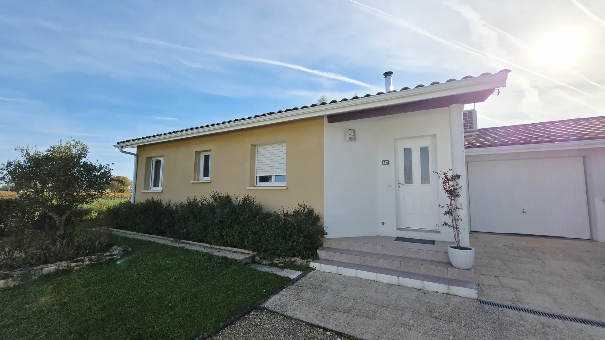 Maison contemporaine avec jardin, piscine et garage à Sainte-Terre
