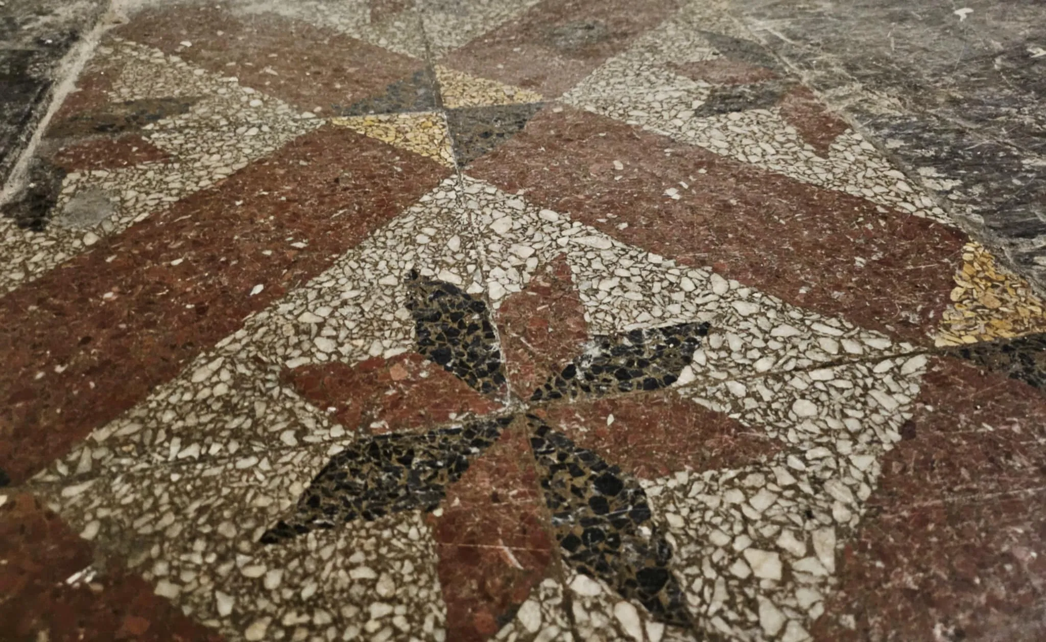 Immeuble à Bagnères-de-Bigorre avec local commercial loué et potentiel pour investissements 