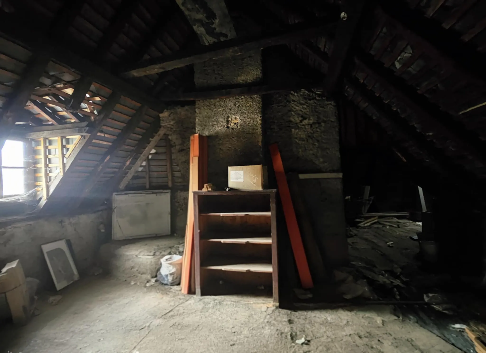 Immeuble à Bagnères-de-Bigorre avec local commercial loué et potentiel pour investissements 