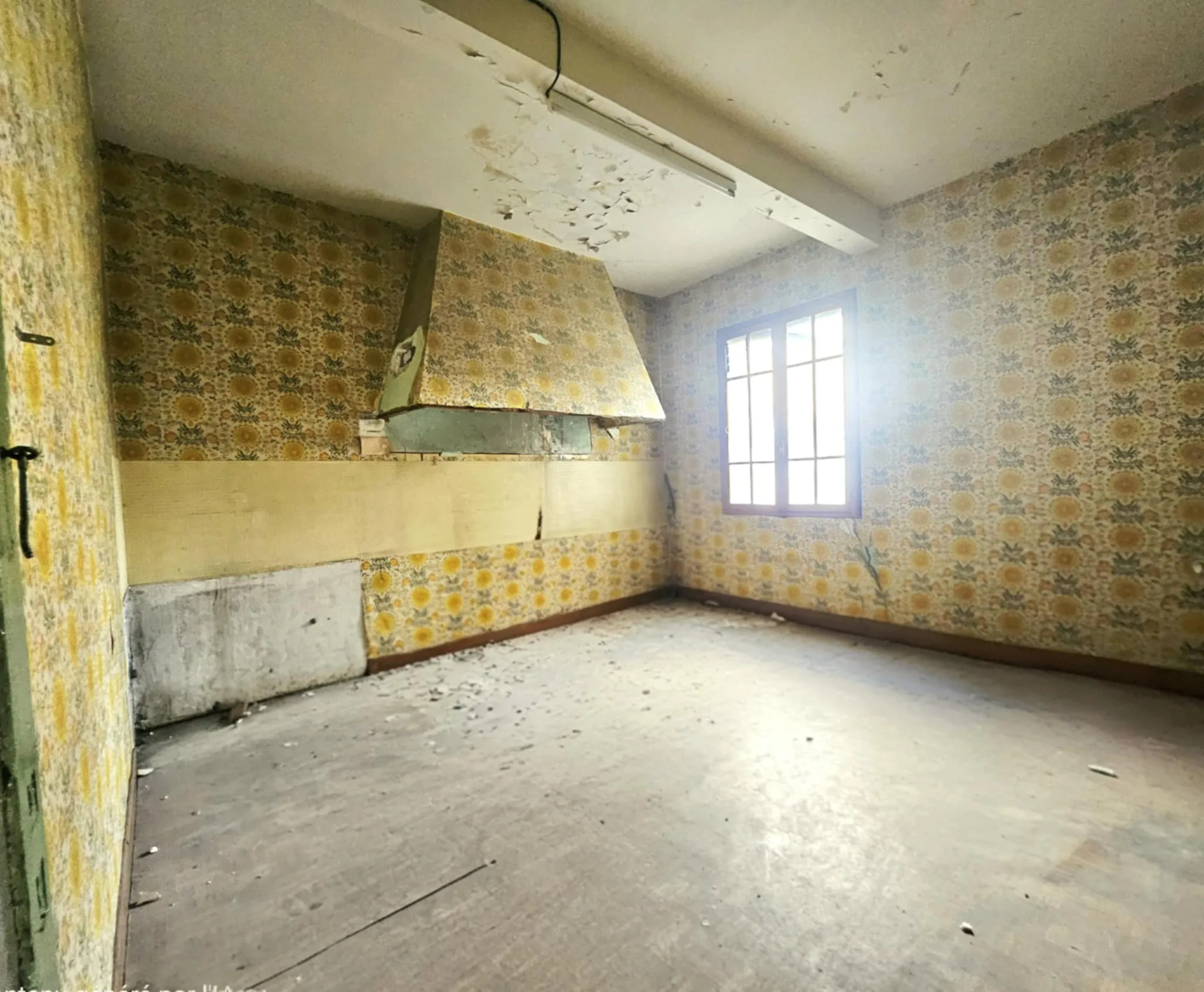 Immeuble à Bagnères-de-Bigorre avec local commercial loué et potentiel pour investissements 