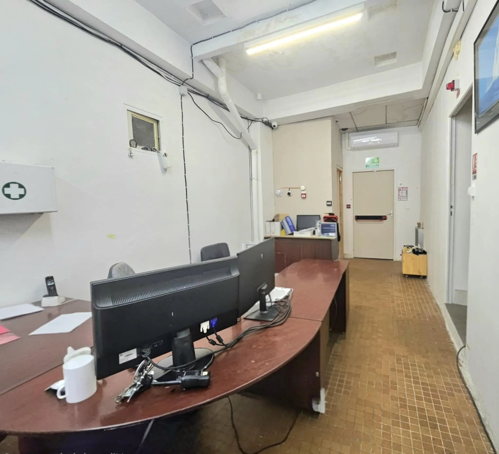 Immeuble à Bagnères-de-Bigorre avec local commercial loué et potentiel pour investissements 