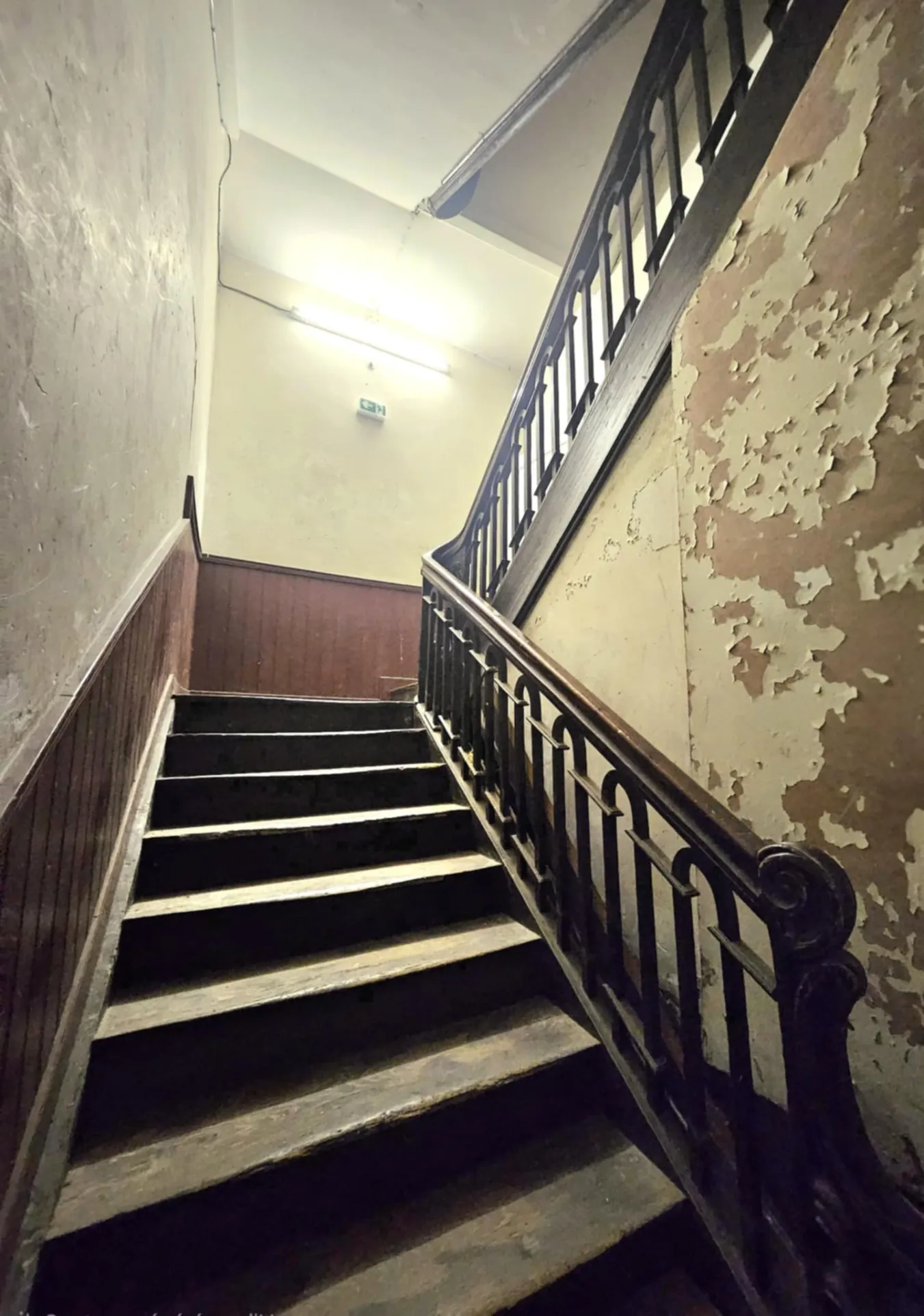 Immeuble à Bagnères-de-Bigorre avec local commercial loué et potentiel pour investissements 