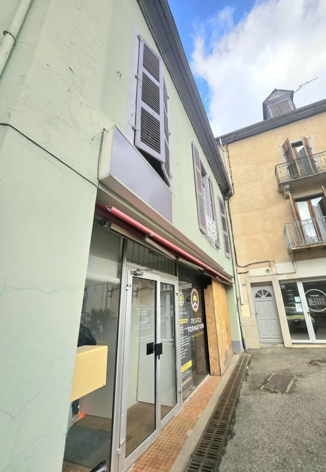 Immeuble à Bagnères-de-Bigorre avec local commercial loué et potentiel pour investissements 