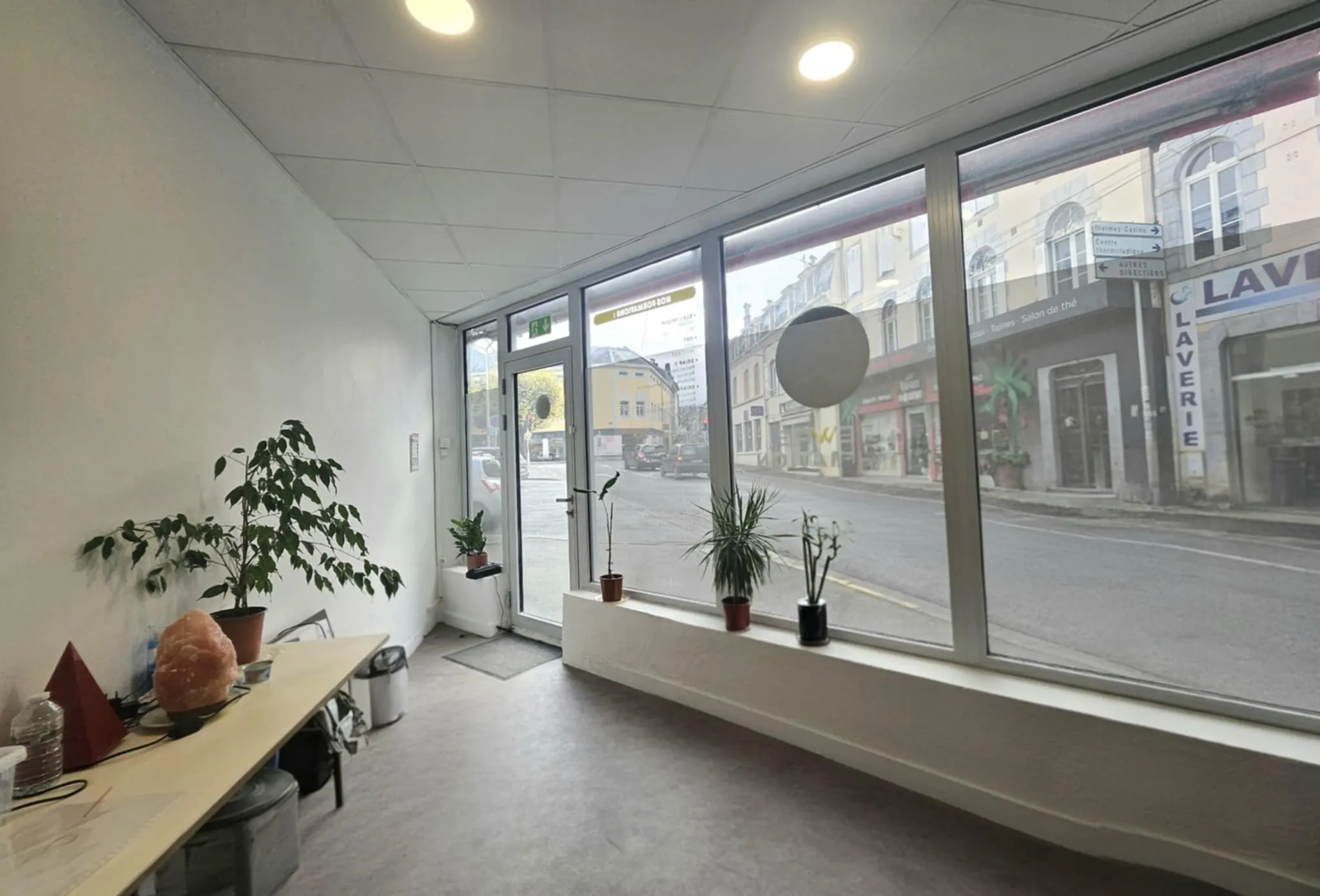 Immeuble à Bagnères-de-Bigorre avec local commercial loué et potentiel pour investissements 