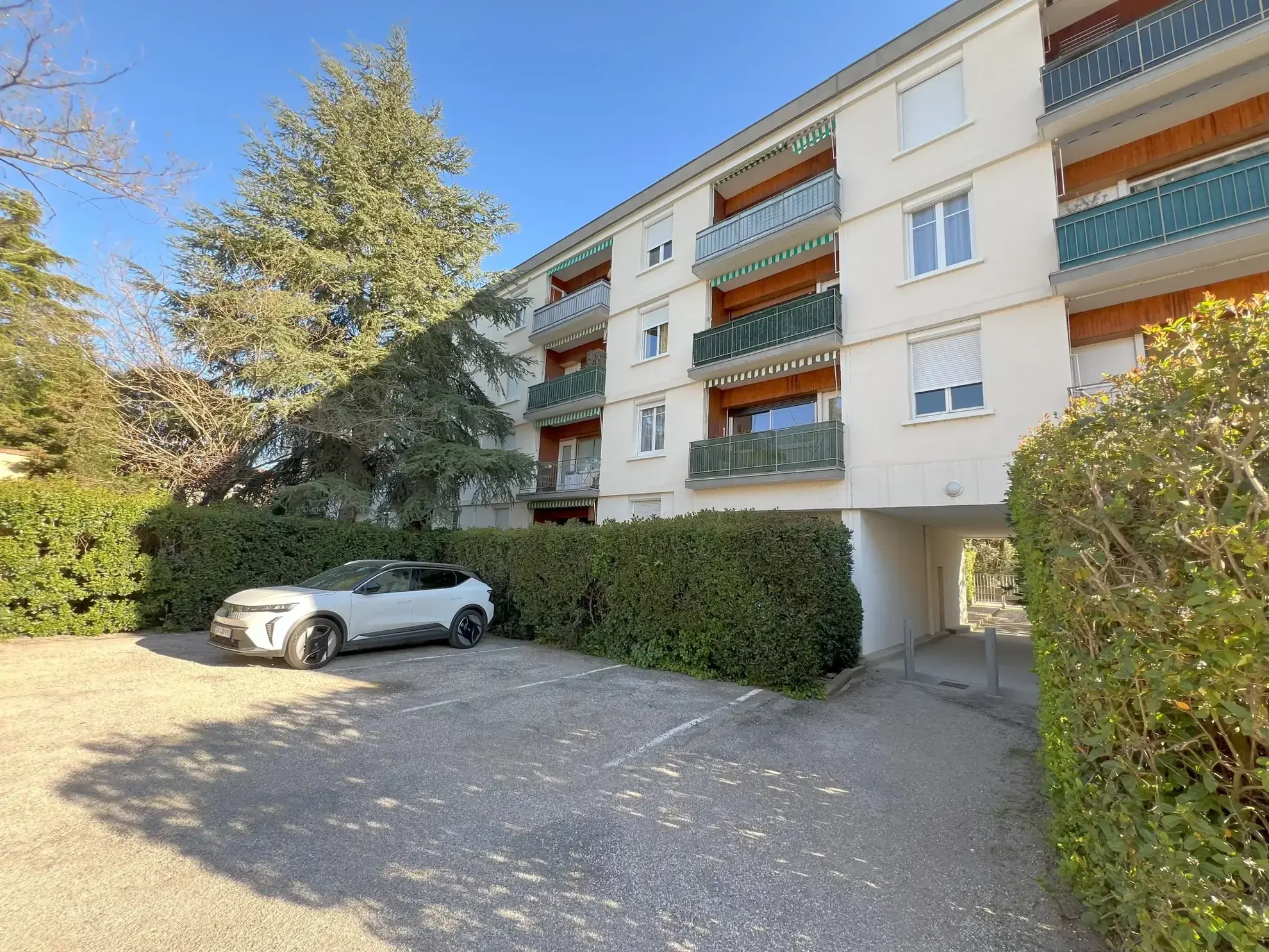 Appartement à Nîmes avec vue dégagée, cave et parking, idéal investisseur