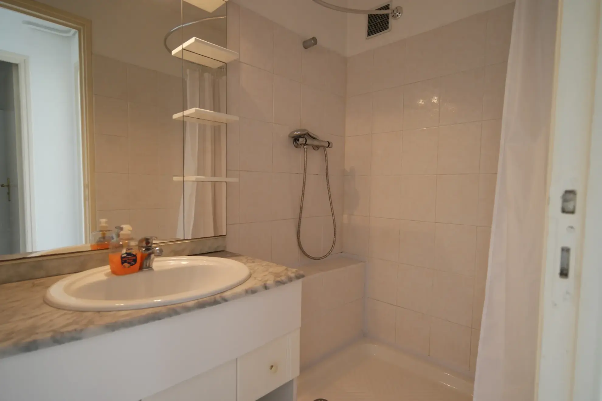 Appartement T2 lumineux avec vue sur la Cathédrale à Narbonne 