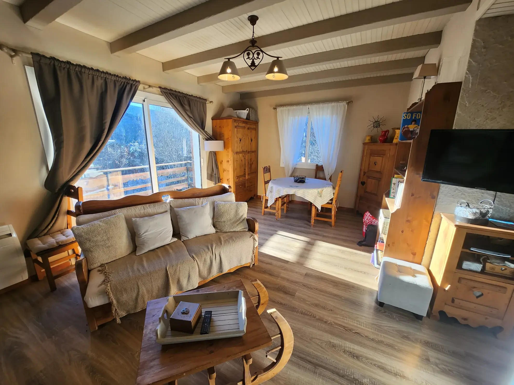 Belle maison avec vue montagne, piscine et jardin à Beauvezer