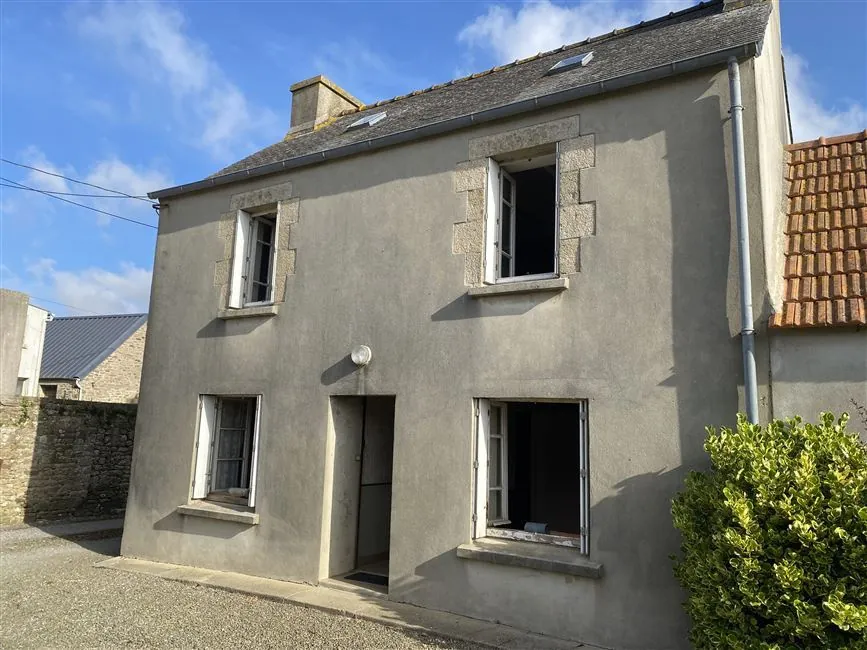 Maison à rénover avec dépendances et hangar à Lanhouarneau