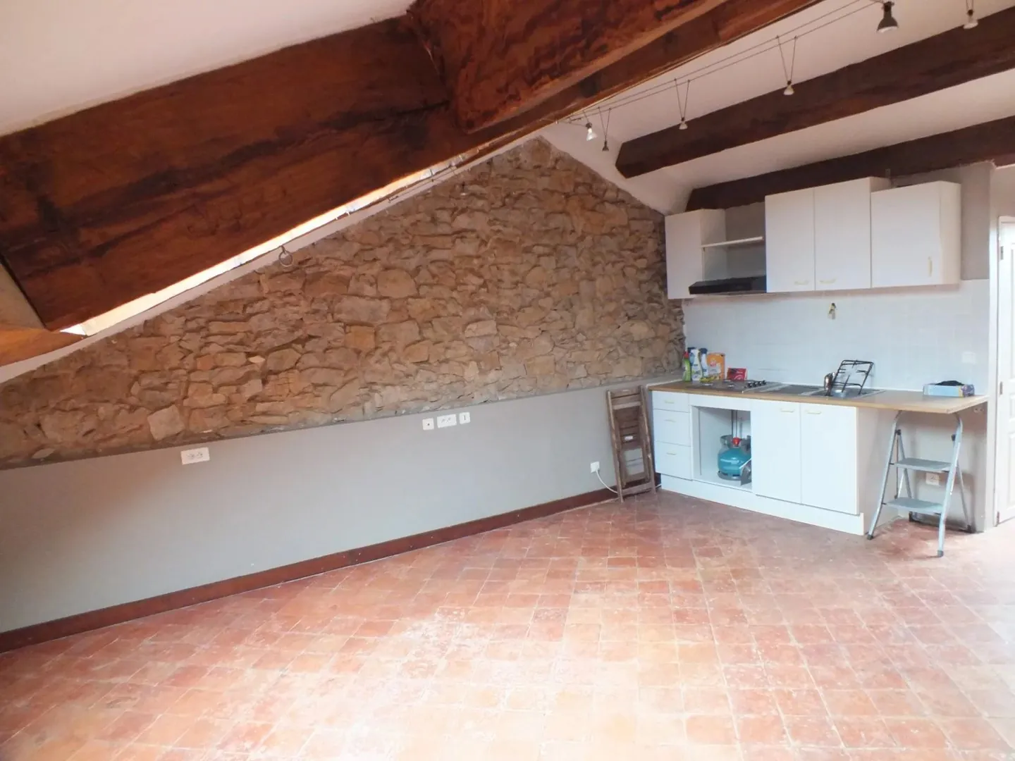 Appartement T2 à Rousset (13790) avec charme ancien et faibles charges 