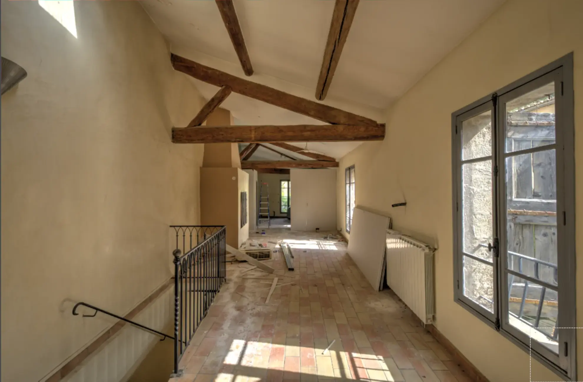 Bâtisse avec bureaux et espace lumineux au centre de Sommieres 