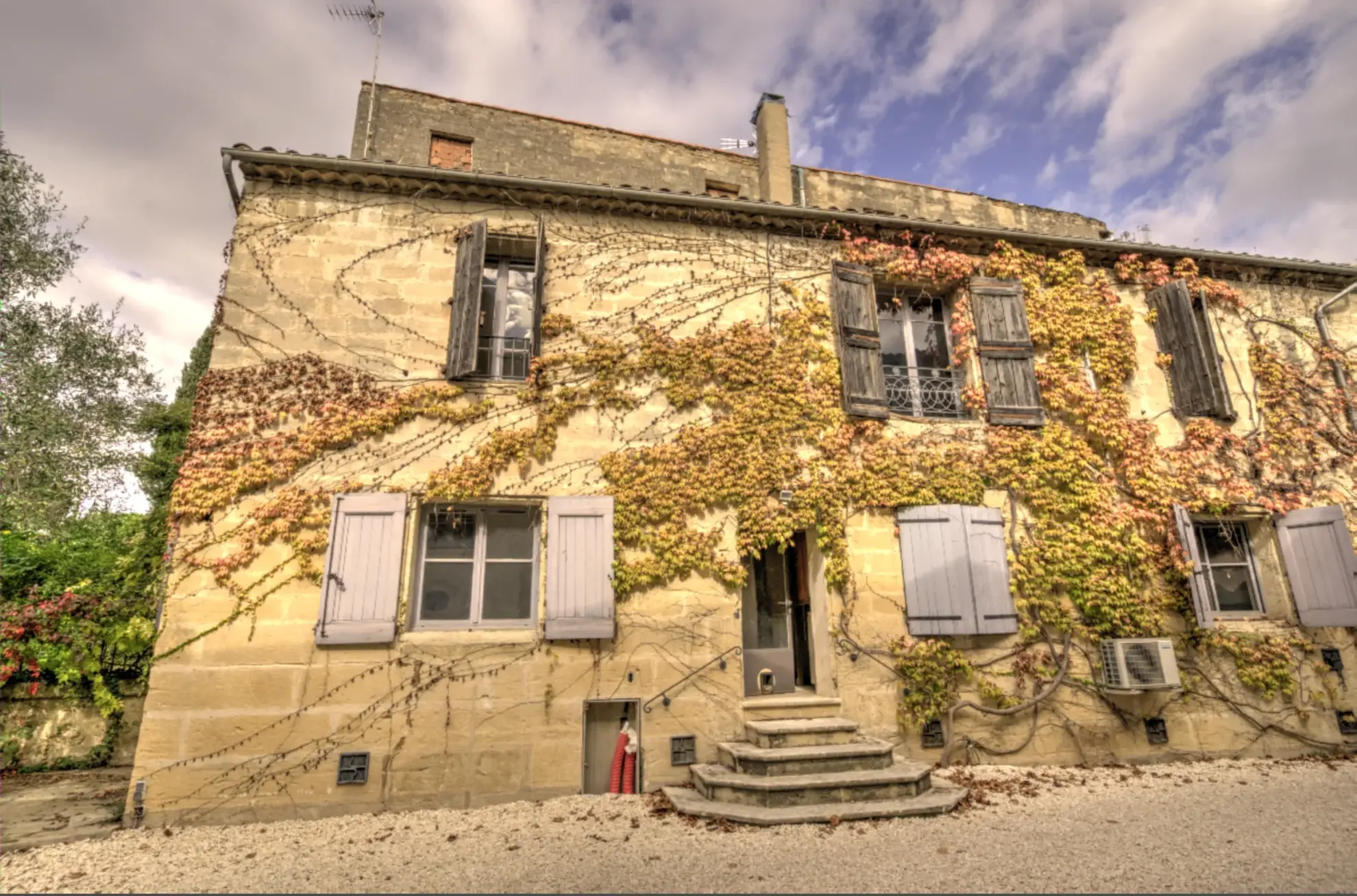 Bâtisse avec bureaux et espace lumineux au centre de Sommieres 