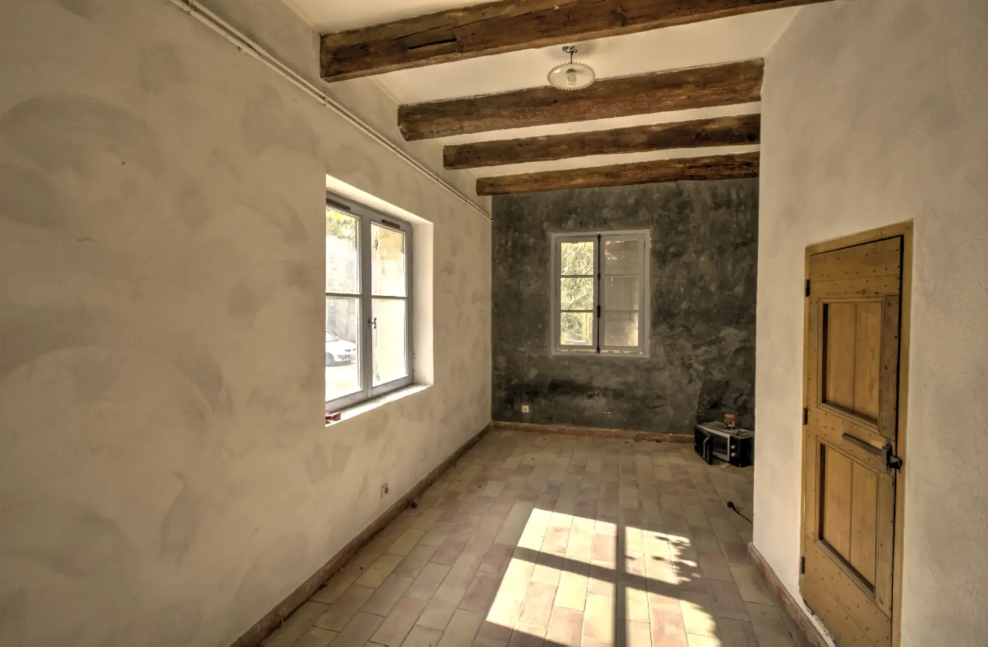 Bâtisse avec bureaux et espace lumineux au centre de Sommieres 