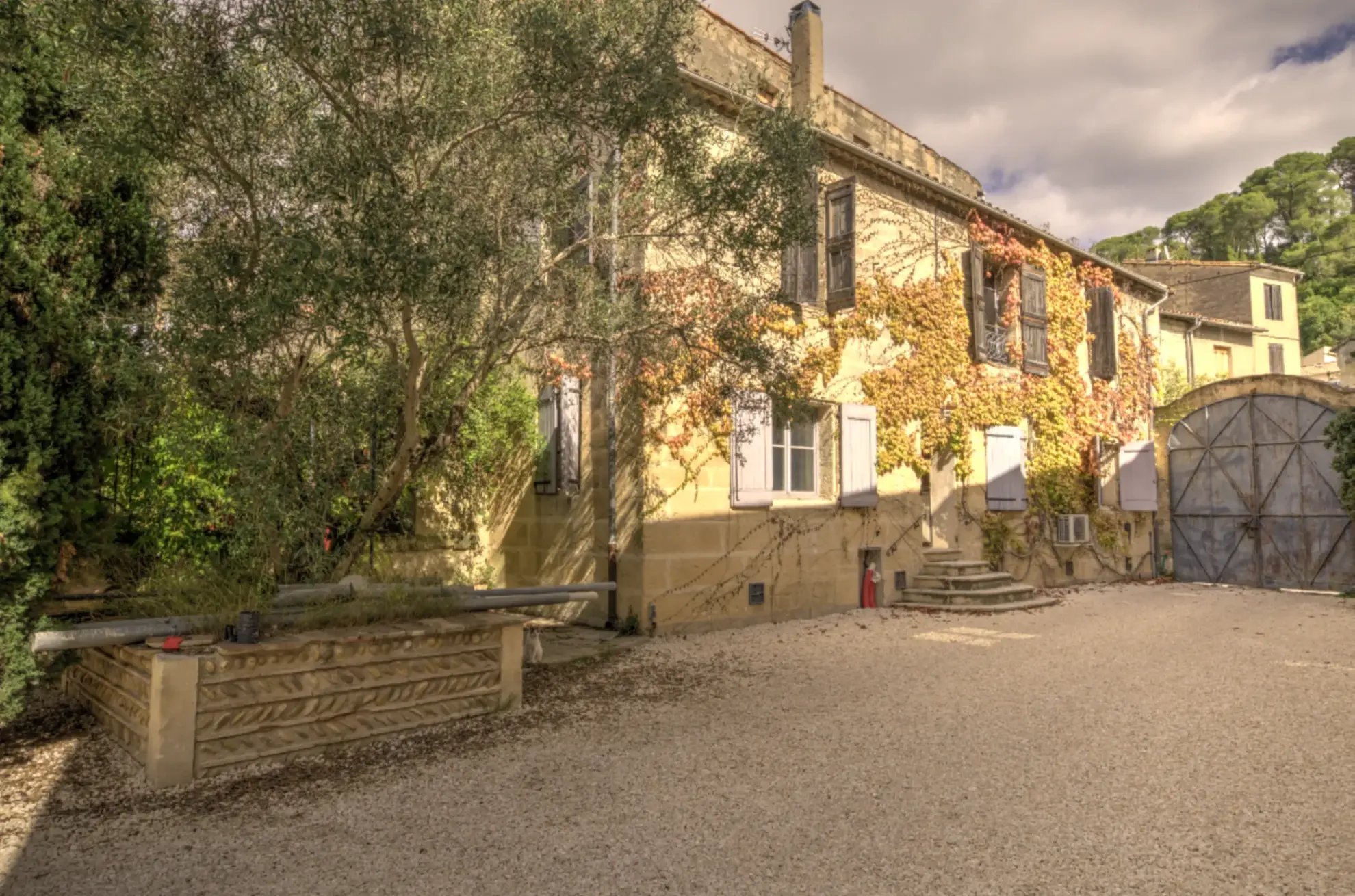 Vente de bureaux et habitation au cœur de Sommieres avec terrasse privative