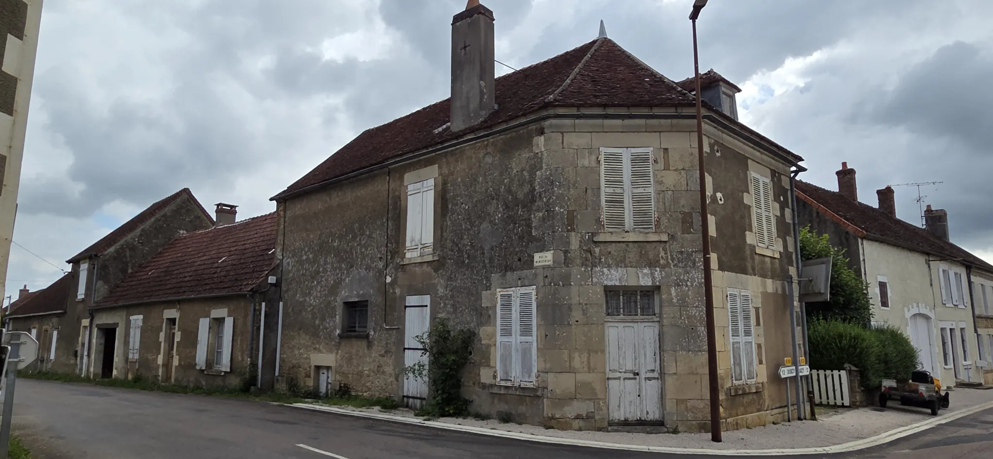 Ensemble immobilier à rénover proche Varzy, deux maisons sur 459 m² de terrain