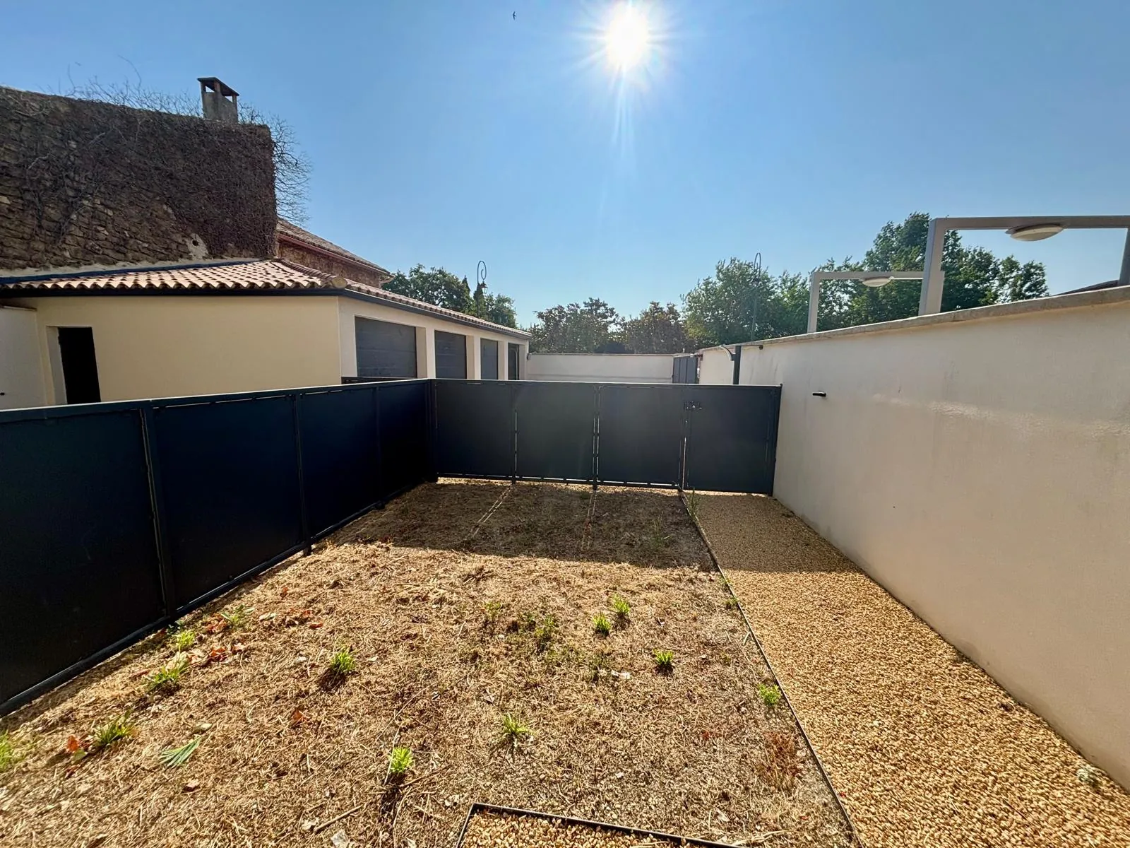 Bel appartement de 75 m² avec cour et garage à Sainte Cécile Les Vignes