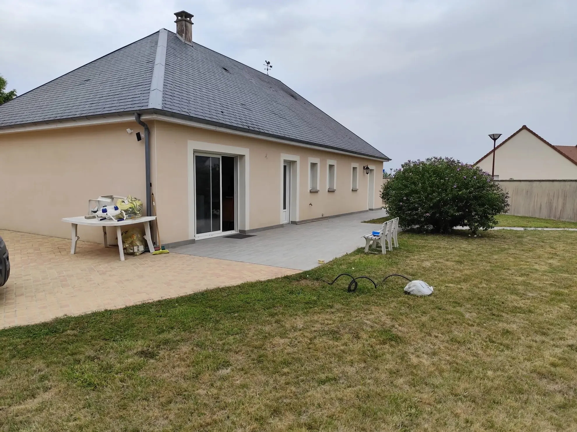 Pavillon de plain-pied à vendre à Sées (105 m², terrain 599 m²) – Maison familiale confortable 