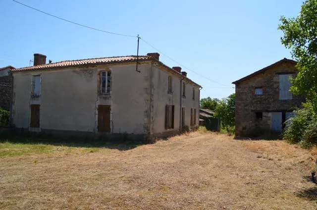 Maison en pierres à rénover à Saint Jean d'Hermine avec dépendances et terrain spacieux