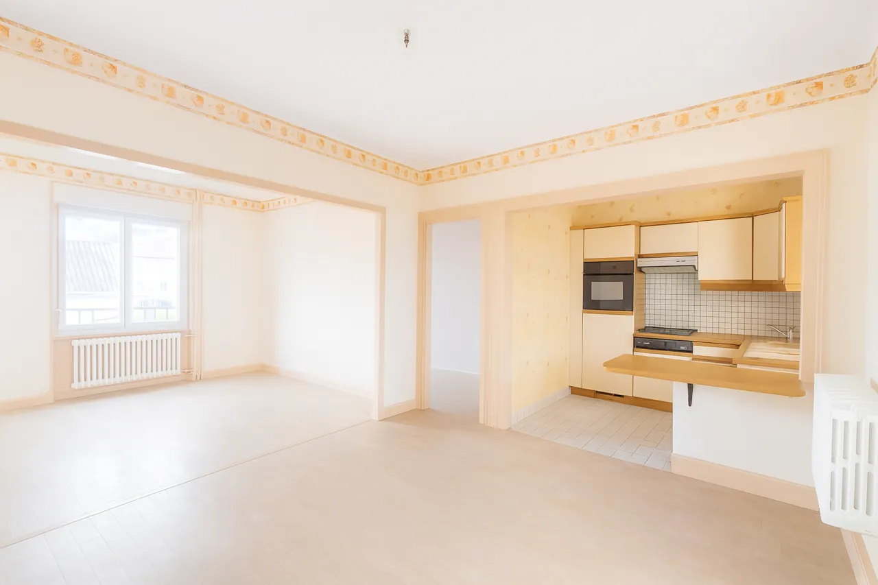 Maison mitoyenne à rénover à Longuyon avec 80 m² et potentiel d'aménagement 