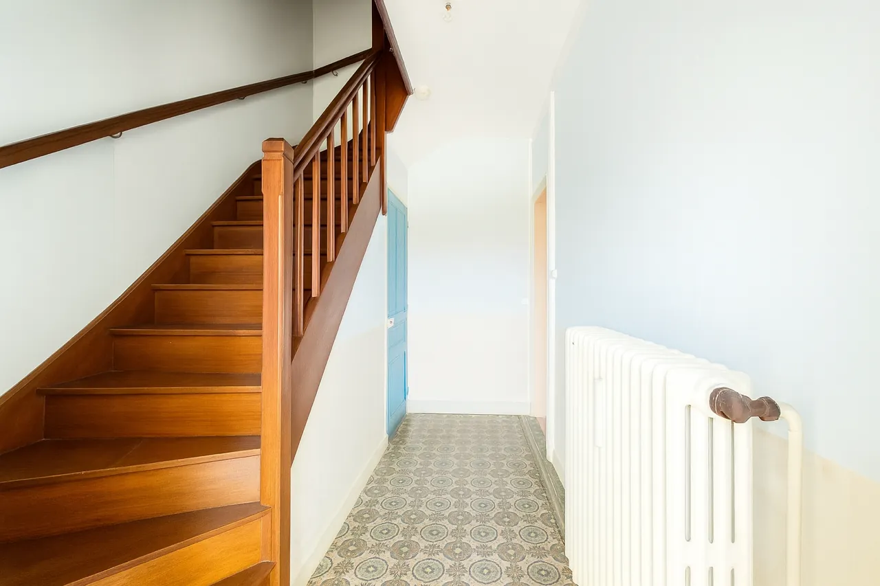 Maison mitoyenne à rénover à Longuyon avec 80 m² et potentiel d'aménagement 