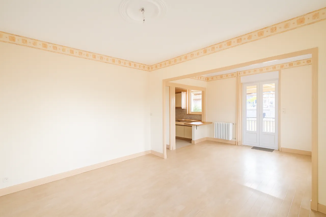 Maison mitoyenne à rénover à Longuyon avec 80 m² et potentiel d'aménagement 