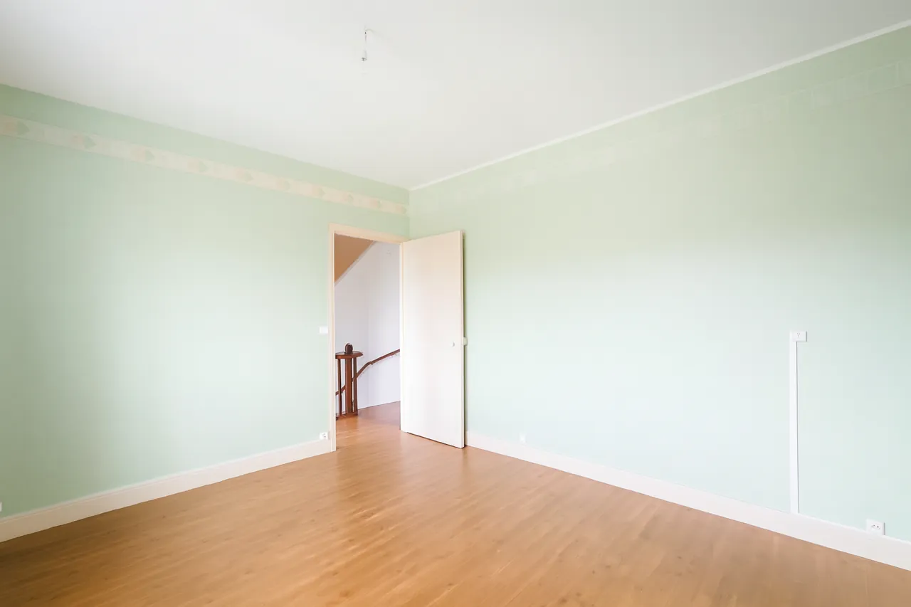 Maison mitoyenne à rénover à Longuyon avec 80 m² et potentiel d'aménagement 